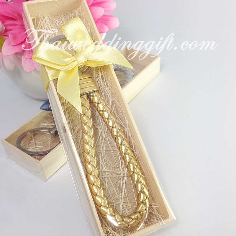 พวงกุญแจเชือกถัก สีทองสีเงิน แพ็คกล่องไม้ ผูกโบว์ พร้อมป้ายชื่อ