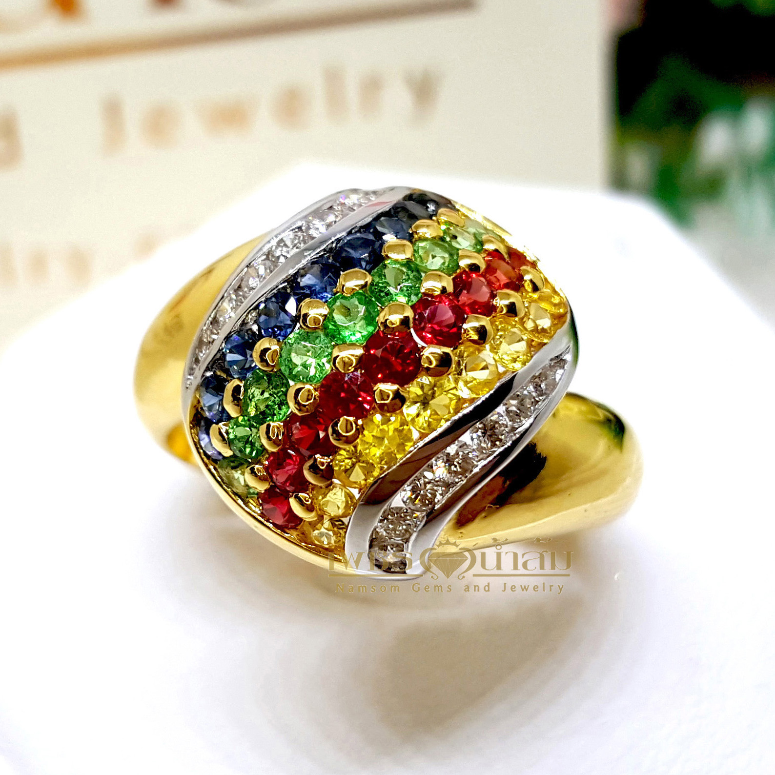 แหวนพลอยนพเก้าสลับสีทรงตูม ประกอบไปด้วย ทับทิม ไพลิน บุษราคัม และมรกตสีสวย บนตัวเรือนทองทัทั้งตัวเรือน