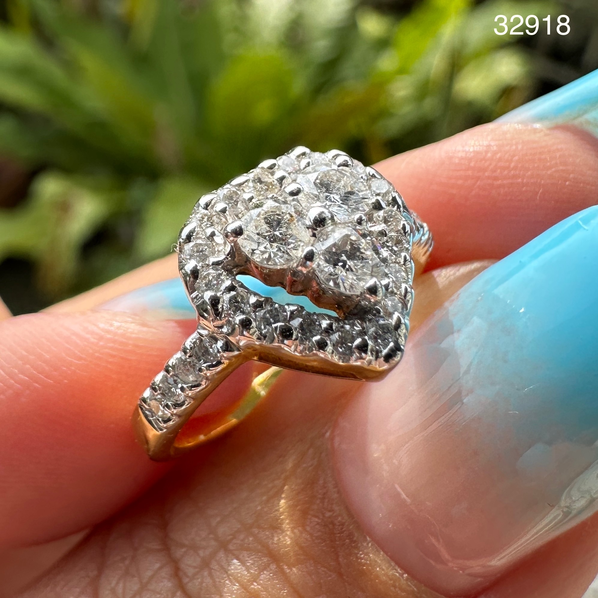 รหัส 32918 แหวน เพชร กระจุกหัวใจ 3/0.30 ct ล้อมเพชร 18/0.18 ct บ่าข้าง 8/0.08 ct ทอง18K งานสวย นน. 3.84 g