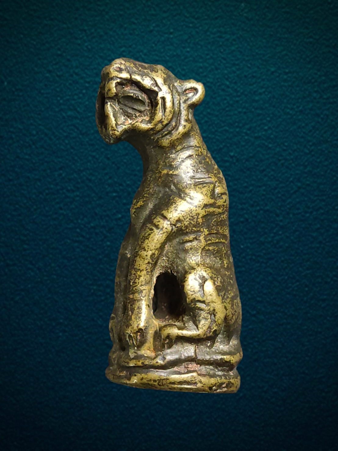 รูปหล่อเสือใหญ่ หลวงปู่ชอบ วัดเขารังเสือ ราชบุรี