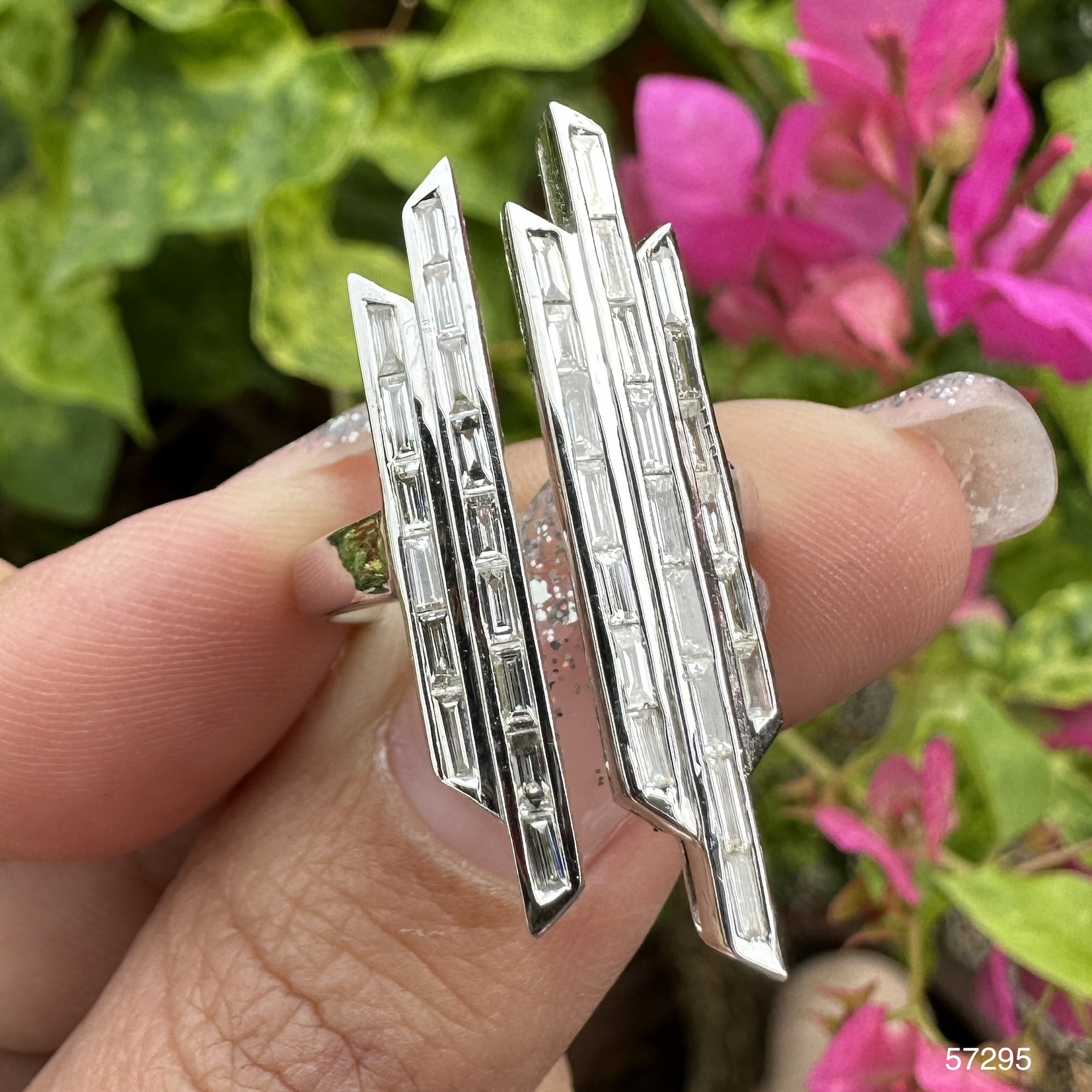 รหัส 57295 แหวน เพชรแถวไขว้ เพชร Baguette 37 เม็ด 1.20 กะรัต ทอง18K งานสวยมาก นน. 7.75 g