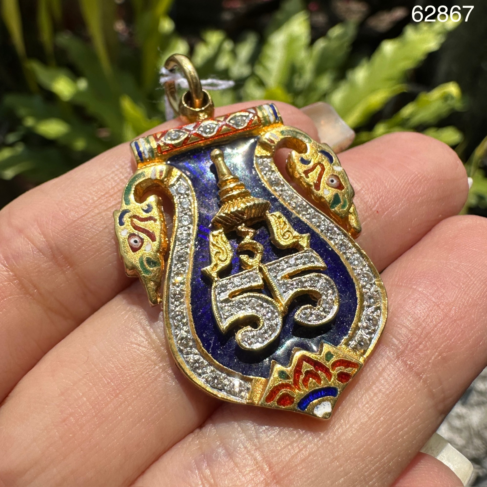 รหัส 62867 จี้ เสมา รร ลงยาสีน้ำเงิน ฝังเพชร 47 เม็ด 0.30 กะรัต ทอง75-90% สวย น่าสะสม นน. 18.93 g