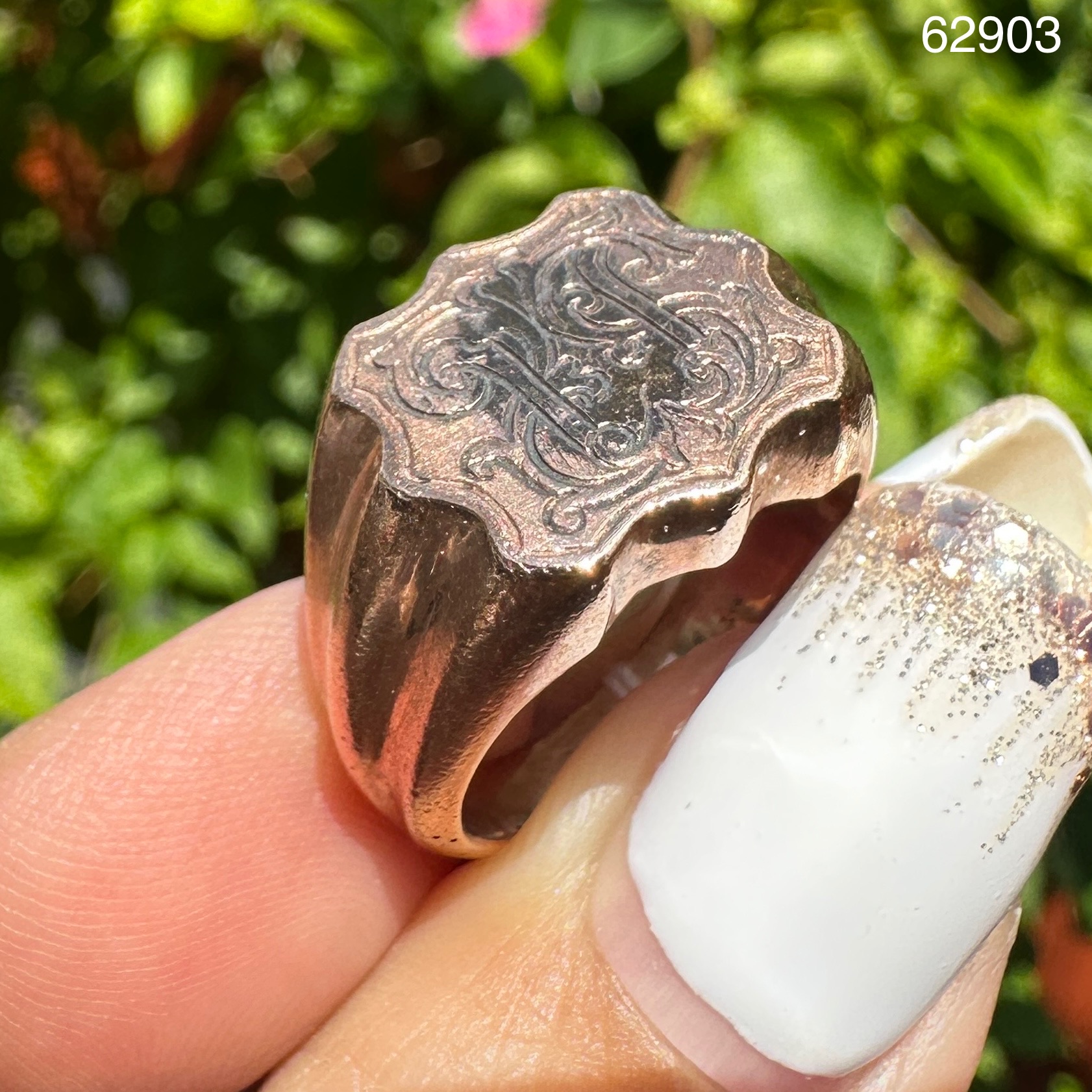 รหัส 62903 แหวน นาก40 หน้าโล่ห์ แกะลายเถาว์วัลย์ ขนาด 52.5 งานเก่า หลุดจำนำ สวยมาก นน. 13.90 g