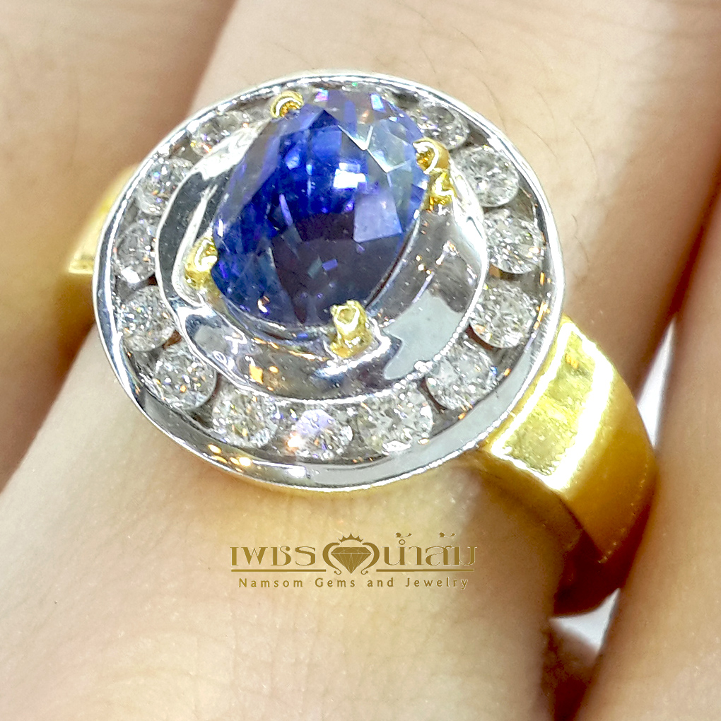 แหวนพลอยไพลิน Blue Sapphire น้ำงาม เล่นไฟ ชูเด่น ประดับฝังตกแต่งด้วยเพชรแท้ น้ำงาม วงนอกแบบไร้หนาม บนตัวเรือนทองแท้ทั้งตัวเรือน
