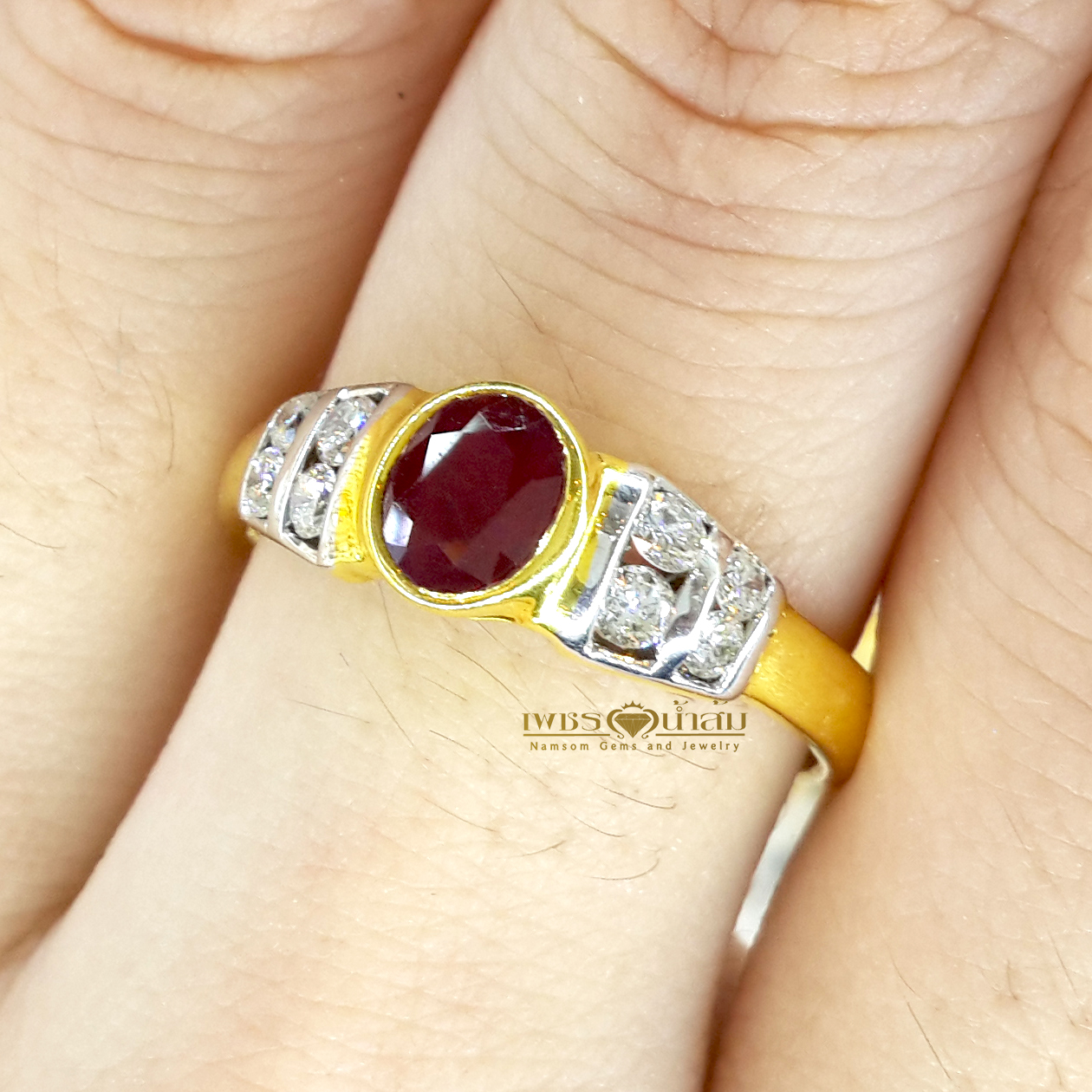 แหวนพลอยทับทิม Ruby สีเลือดนก ประดับตกแต่งด้วยเพชรแท้บ่าข้างทรงแบเก็ต ขันบรรได บนตัวเรือนทองแท้ทั้งตัวเรือน