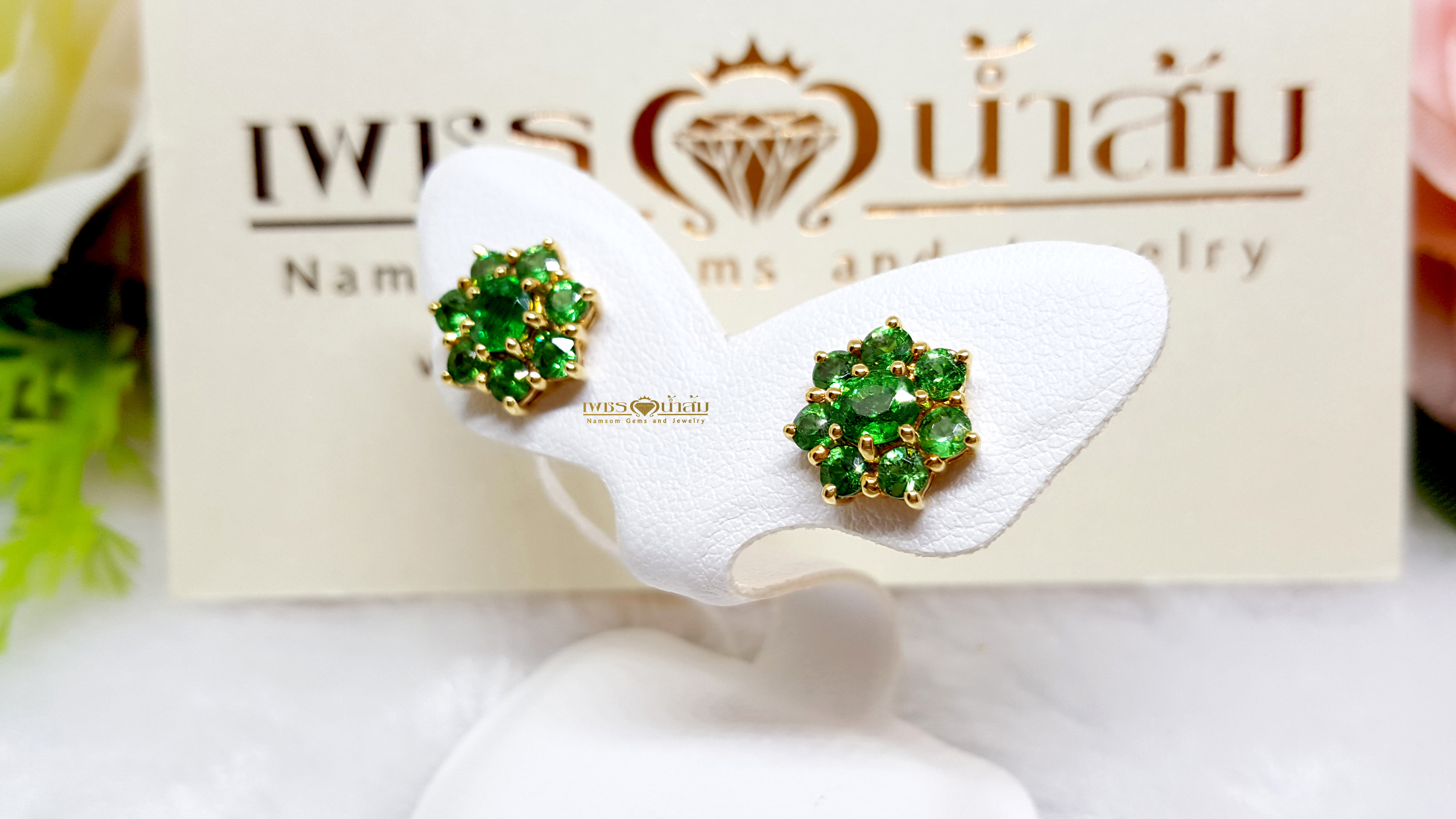 ต่างหูพลอยสีเขียว Tsavorite ทรงดอกไม้ สีสวย น้ำงาม