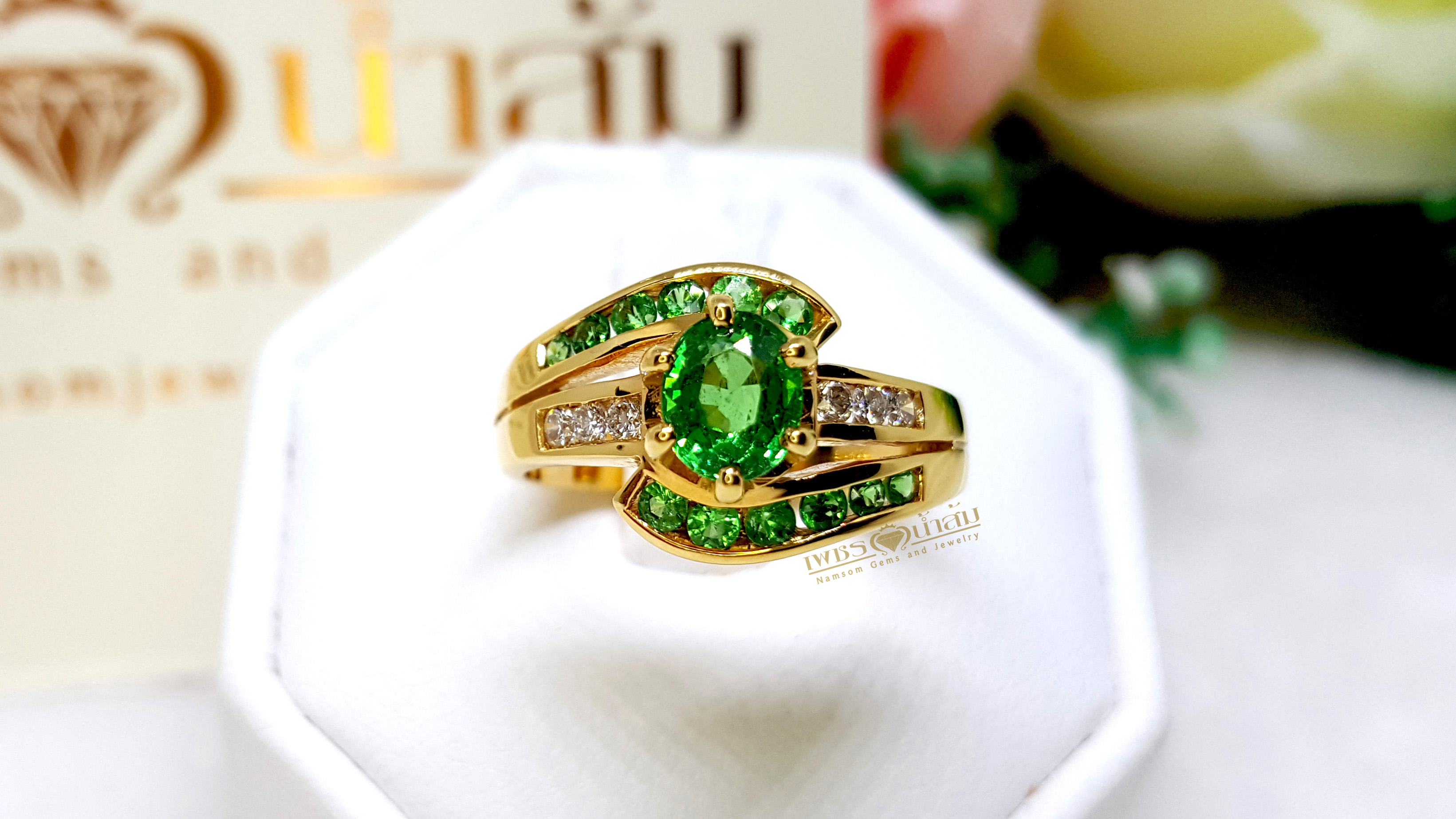 แหวนพลอยผู้หญิง Tsavorite สีสวยประดับตกแต่งด้วยเพชรแท้ คาดไขว้ด้วยTsavoriteสีสวย บนตัวเรือนทองแท้ทั้งตัวเรือน