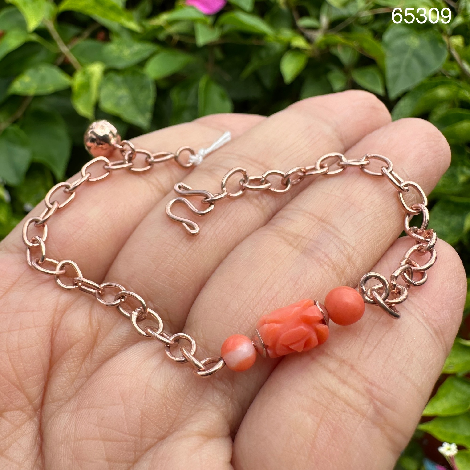 รหัส 65309 สร้อยข้อมือ นาก40 คั่นปะการัง แกะลาย ตุ้งติ้ง กระพรวน ยาว 17.00 ซม. มีเสียงกระพรวนเบาๆ นน. 4.22 g