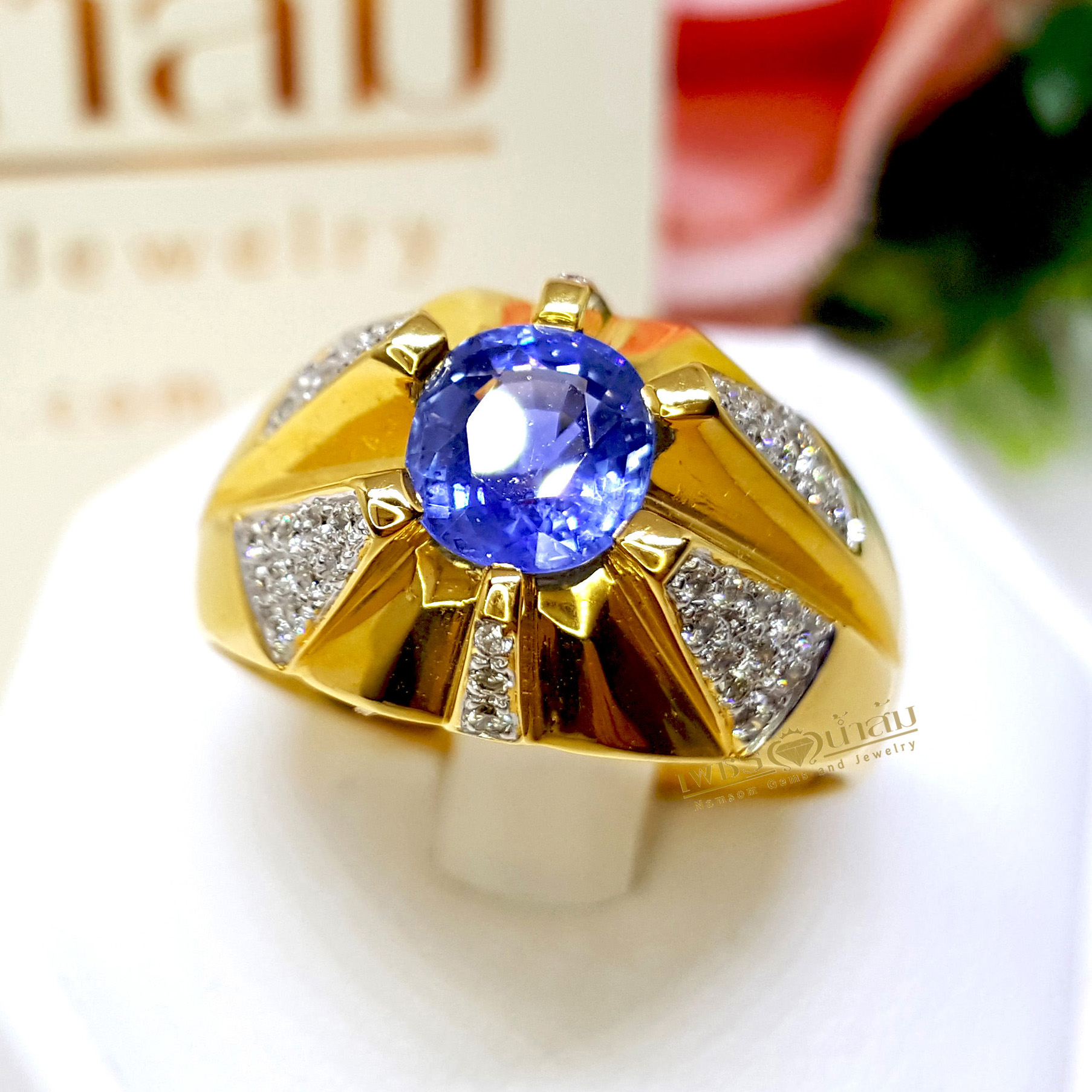 แหวนพลอยไพลิน Blue Sapphire หัวแหวนชูโดดเด่น ประดับตกแต่งด้วยเพชรแท้เพิ่มลวดลายให้น่ามอง บนตัวเรือนทองแท้ทั้งตัวเรือน