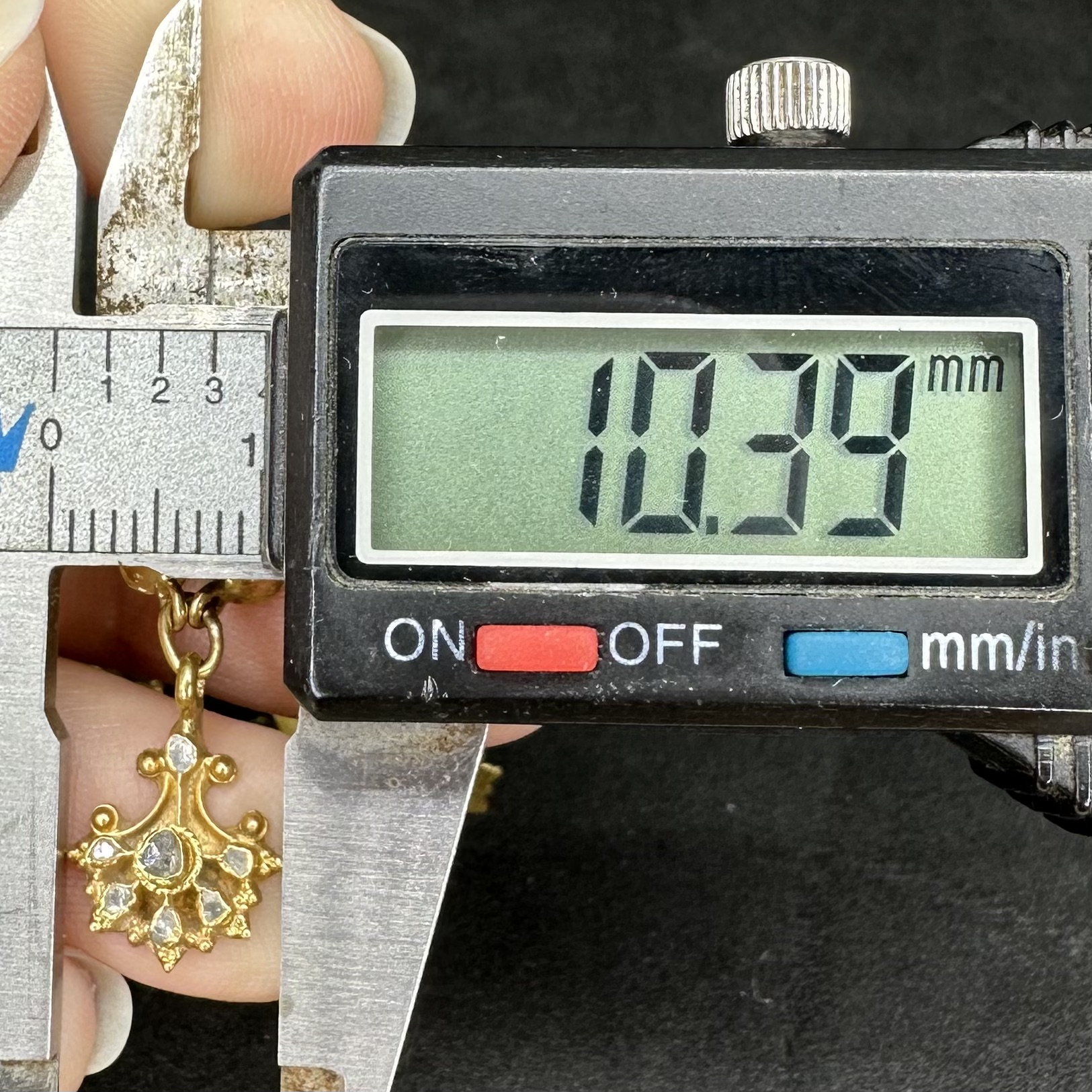 รหัส 59652 สร้อยคอ 3 สี ทับทิม มรกต เพชรซีก ระย้า ตุ้งติ้ง ทอง90 งานเก่า หลุดจำนำ สวยมาก นน. 14.64 g