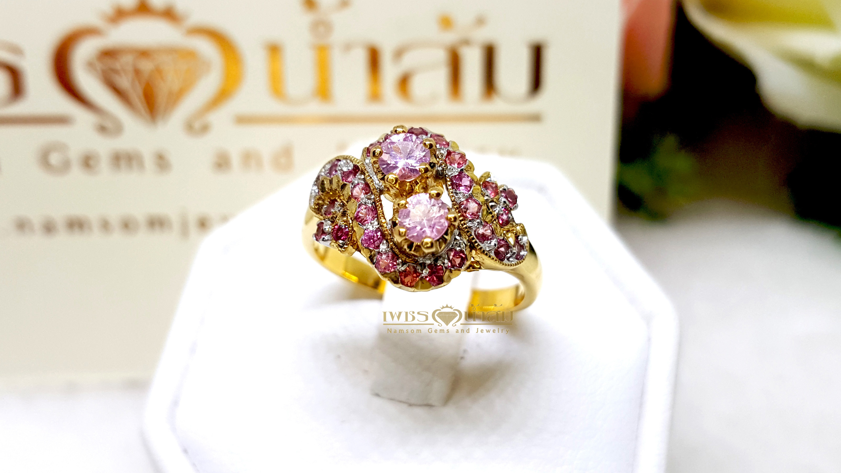 แหวนพิ้งซัฟฟาย Pink Sapphire สีชมพูสวยน่ารัก ประดับตกแต่งด้วยท้บทิม บนตัวเรือนทองแท้ทั้งตัวเรือน