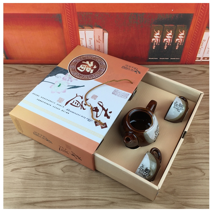 ชุดกาน้ำชาพร้อมถ้วย 4 ใบ สีน้ำตาล ใส่กล่องสวยหรู พร้อมป้ายชื่อ