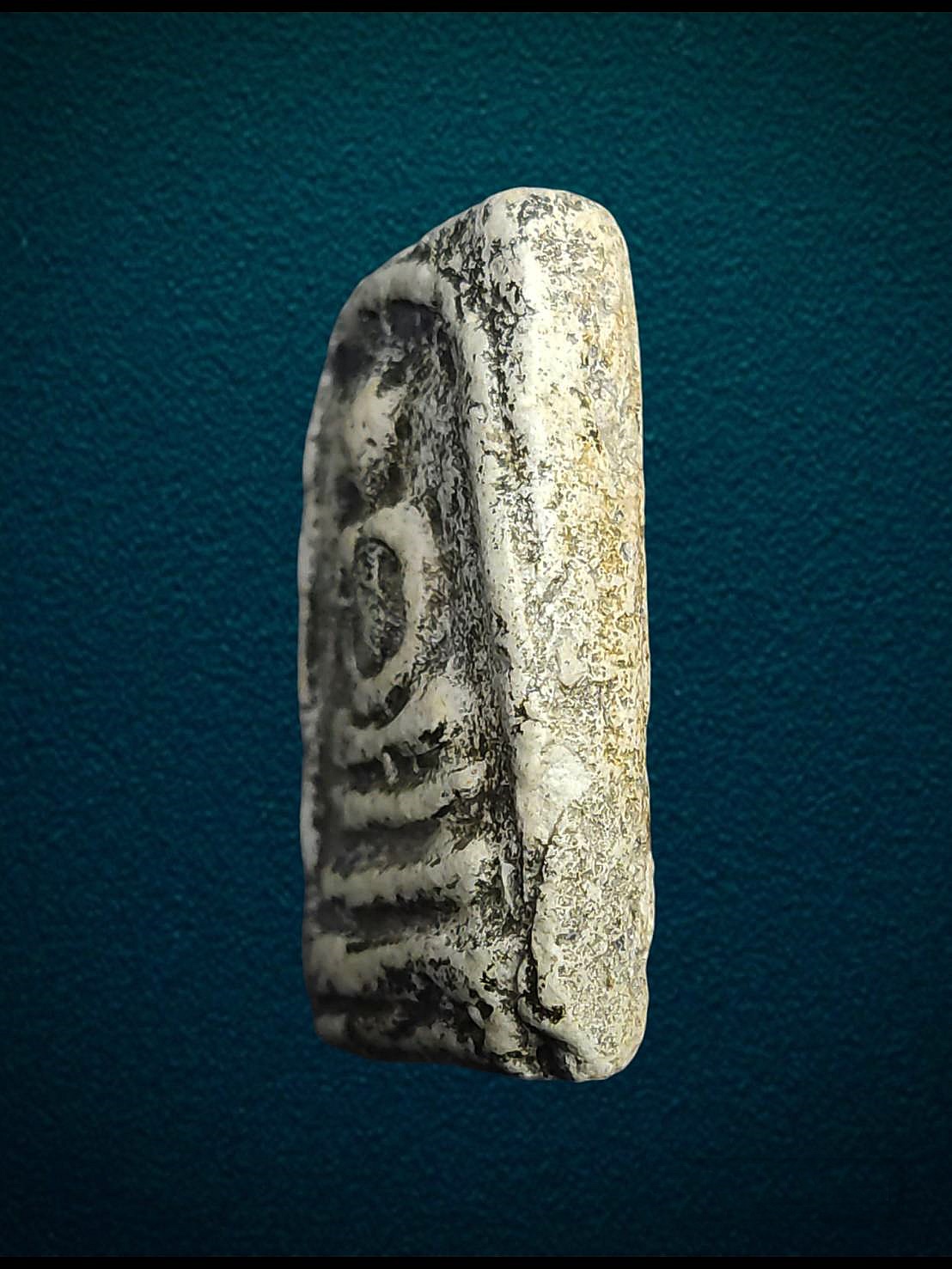 พระสมเด็จ หลวงปู่ภู วัดอินที์ พิมพ์สามชั้นหูติ่งพิมพ์โย้ สวยสมบูรณ์