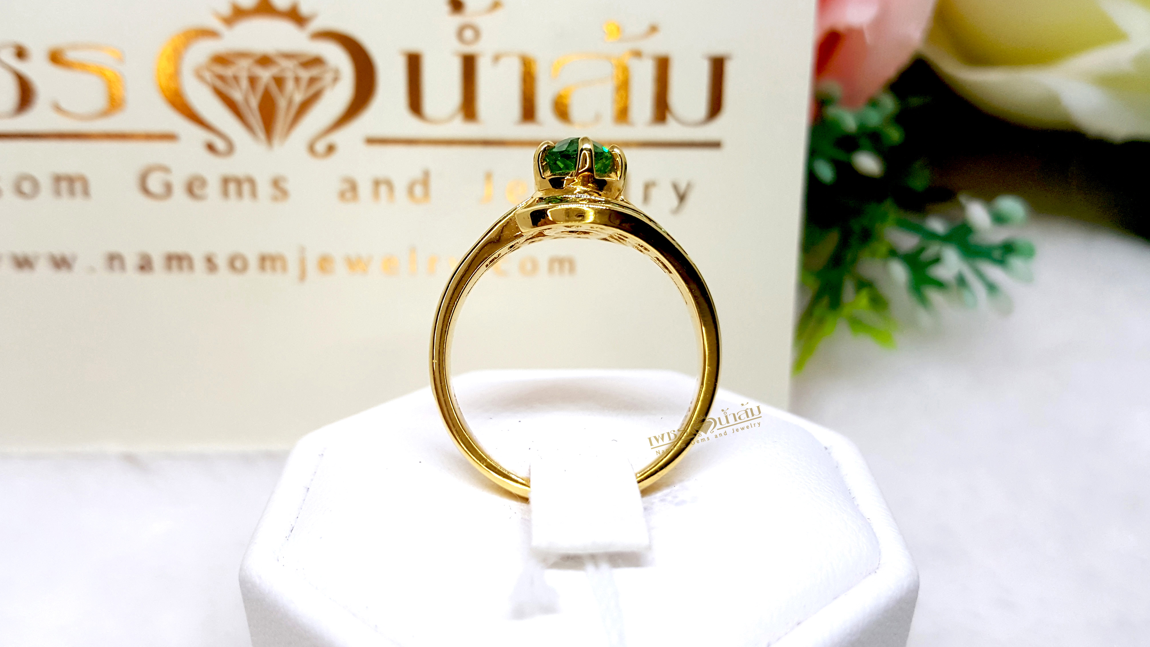 แหวนพลอยผู้หญิง Tsavorite สีสวยประดับตกแต่งด้วยเพชรแท้ คาดไขว้ด้วยTsavoriteสีสวย บนตัวเรือนทองแท้ทั้งตัวเรือน