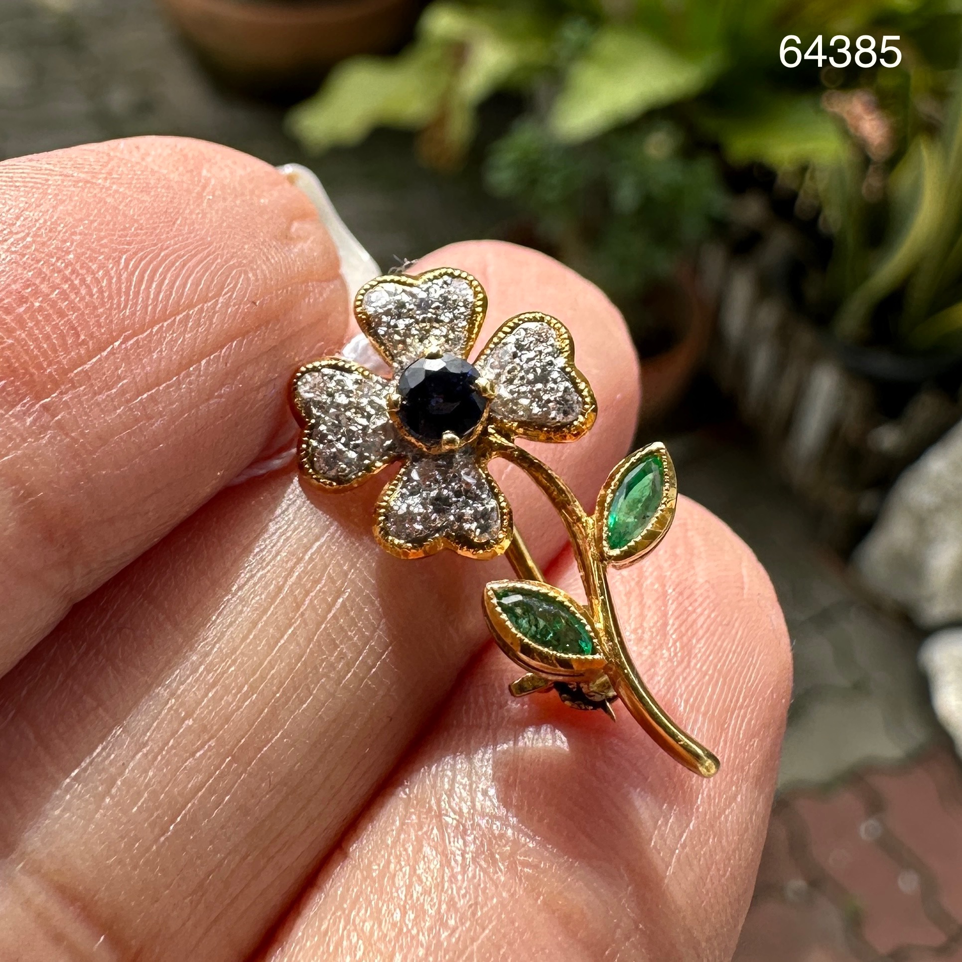 รหัส 64385 เข็มกลัด ดอกไม้ ไพลิน ฝังเพชร 20 เม็ด 0.20 กะรัต ทอง90 นน. 2.00 g