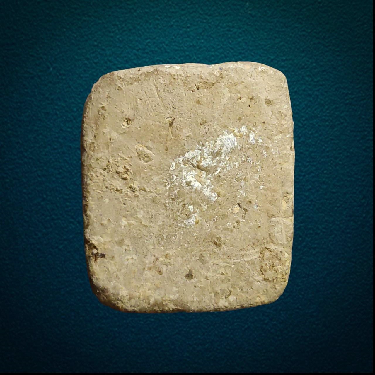 พระพิมพ์หลวงพ่อปาน วัดบางนมโค ปี 2527 พิมพ์หลังไก่ เนื้อดิน จ.อยุธยา