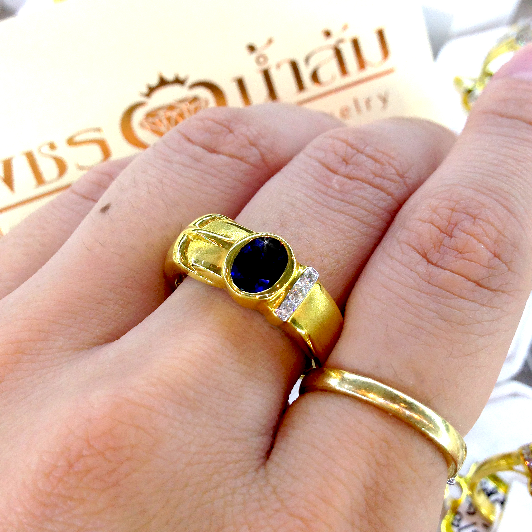 แหวนพลอยไพลิน Blue Sapphire เม็ดใหญ่ ออกแบบเป็นลายเข็มขัด บนตัวเรือนทองแท้ทั้งตัวเรือน