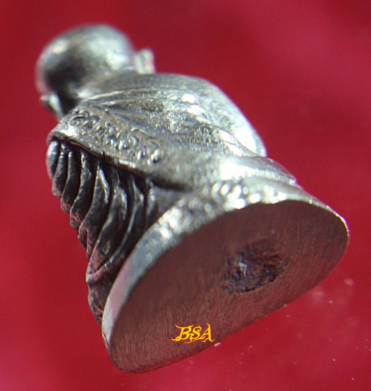 หลวงพ่อเงิน วัดบางคลาน พระเครื่อง เมืองพิจิตร รุ่นเมตตาบารมี เนื้ออัลปาก้าทองเหลือง ปี 2545 พร้อมกล่องเดิมจากวัด