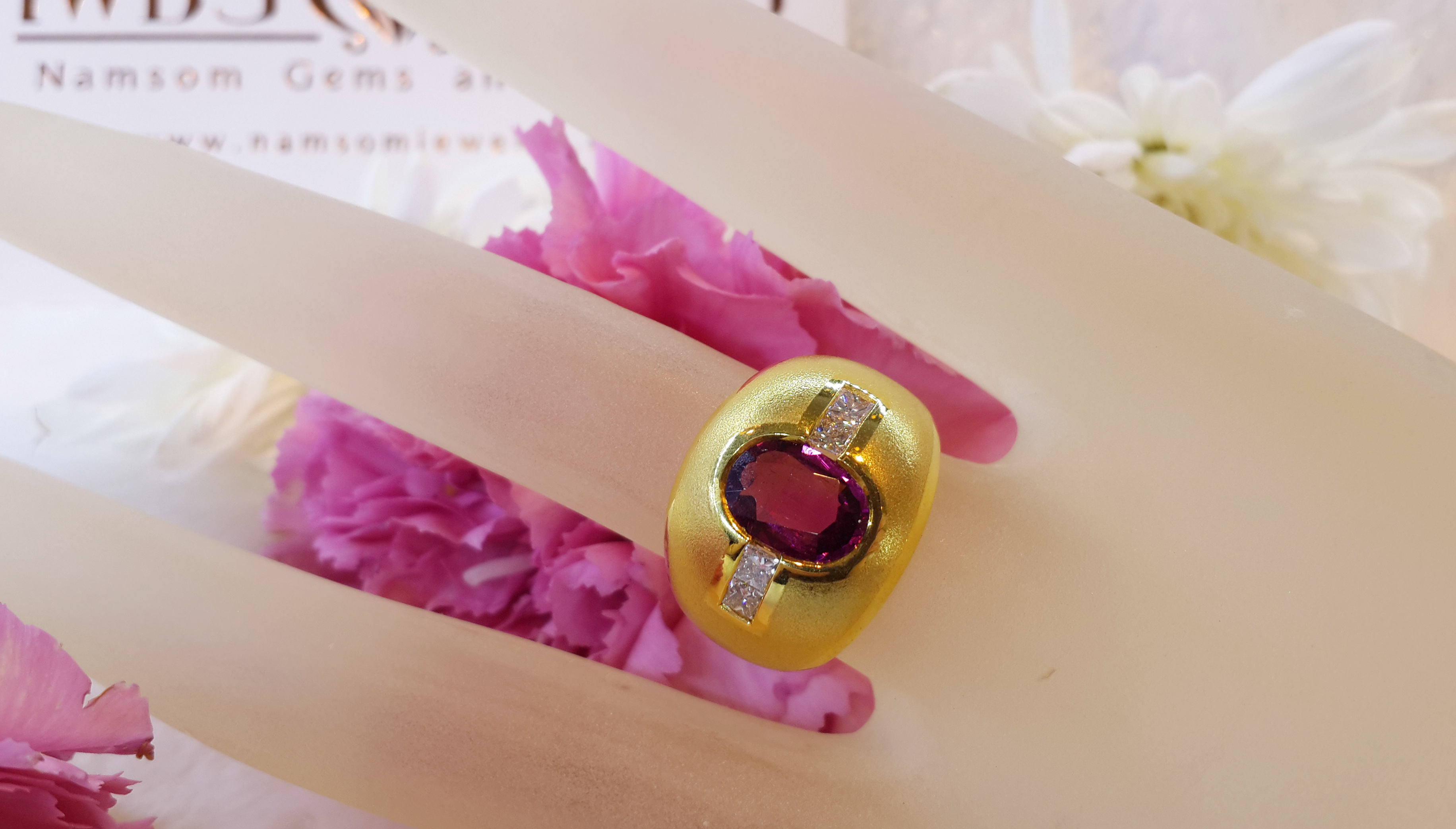 แหวนRubelliteวงใหญ่คาดเพชรข้าง