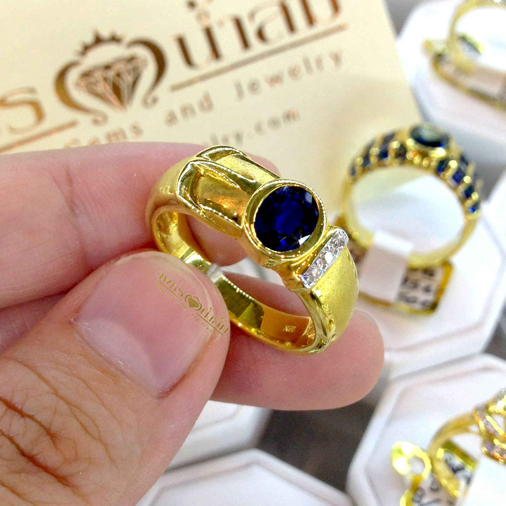 แหวนพลอยไพลิน Blue Sapphire เม็ดใหญ่ ออกแบบเป็นลายเข็มขัด บนตัวเรือนทองแท้ทั้งตัวเรือน