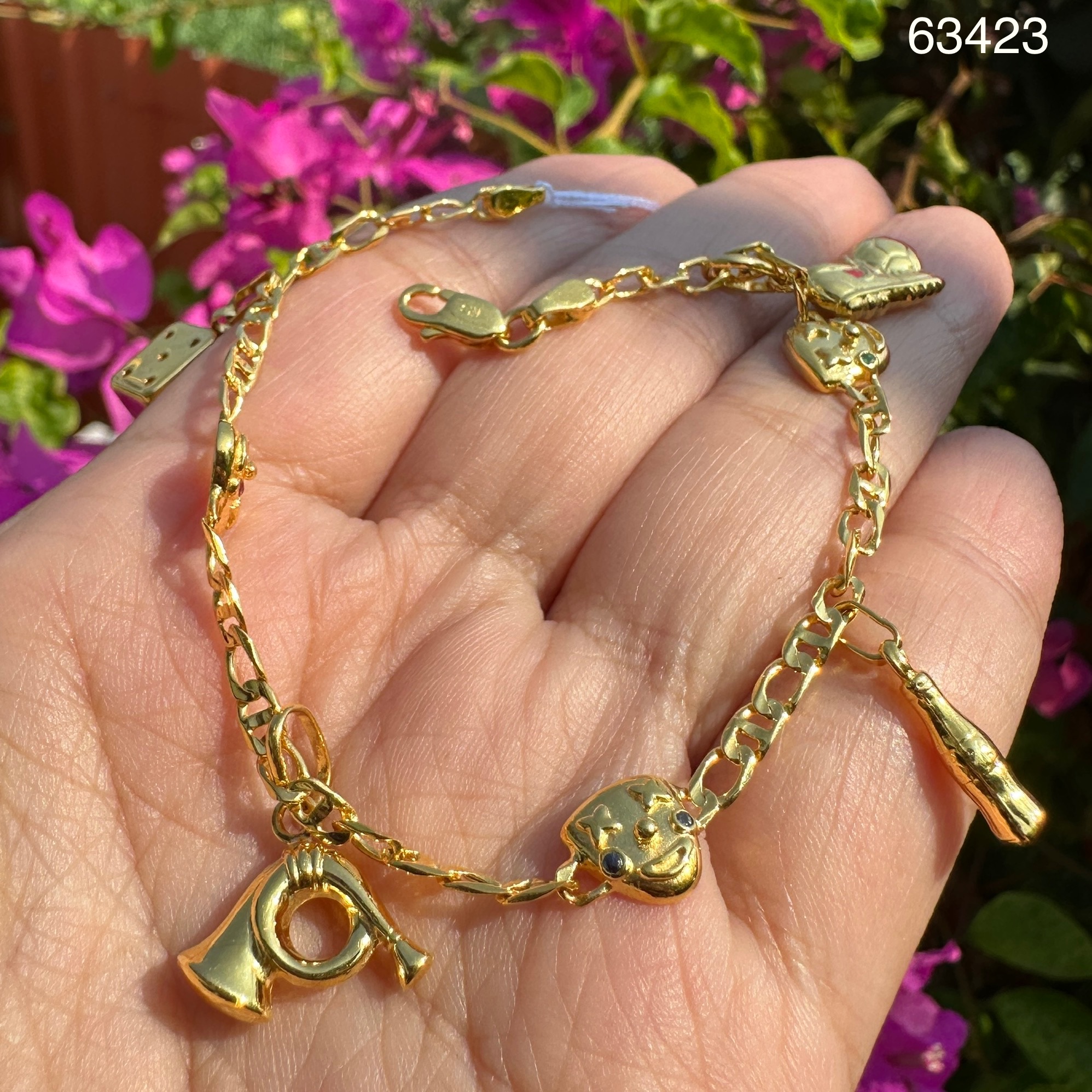 รหัส 63423 สร้อยข้อมือ ทอง18K ลูกเต๋า ทรัมเป็ต ขวดแก้ว รองเท้ารักบี้ ตุ้งติ้ง คั่นหน้ากาก ความยาว 18.00 ซม. นน.