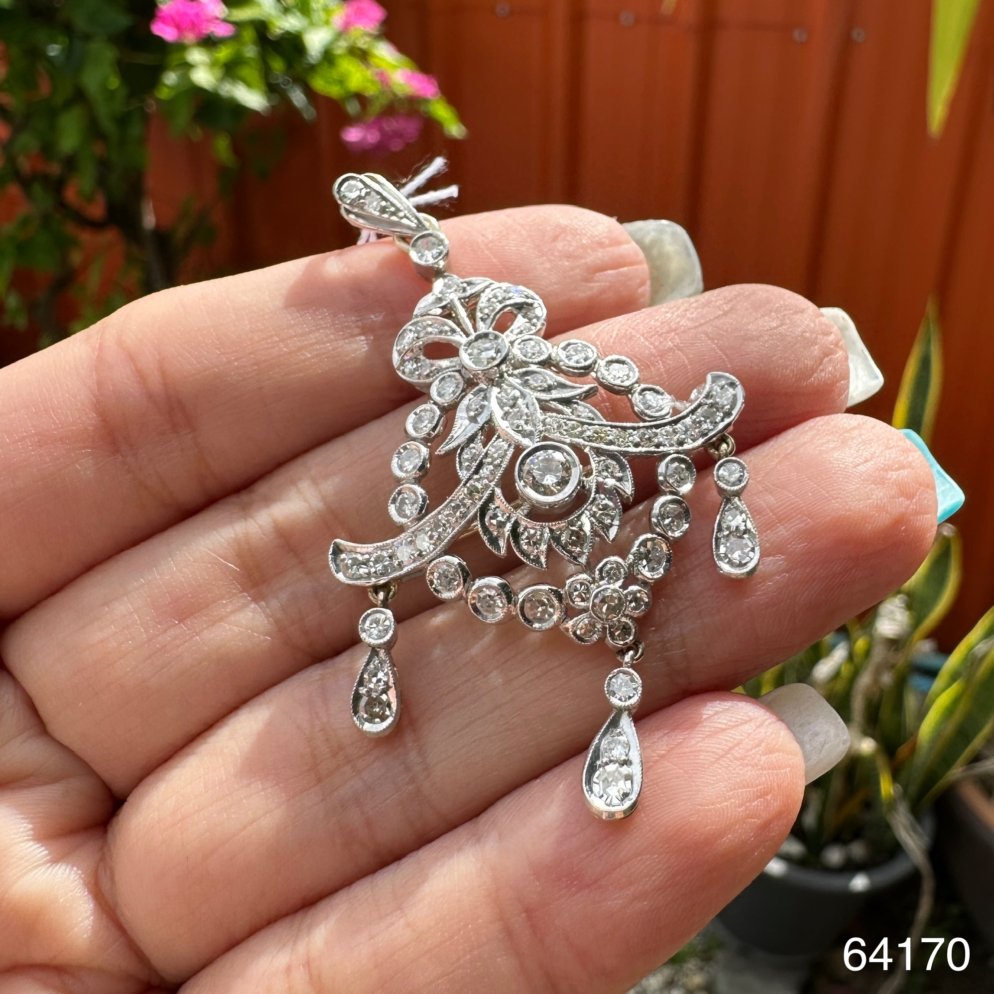รหัส 64170 จี้ เพชรโบราณ ตุ้งติ้ง เพชร 1/0.11 กะรัต ล้อมเพชรกุหลาบ 71/0.79 กะรัต ทองK 2 สี นน. 6.89 g