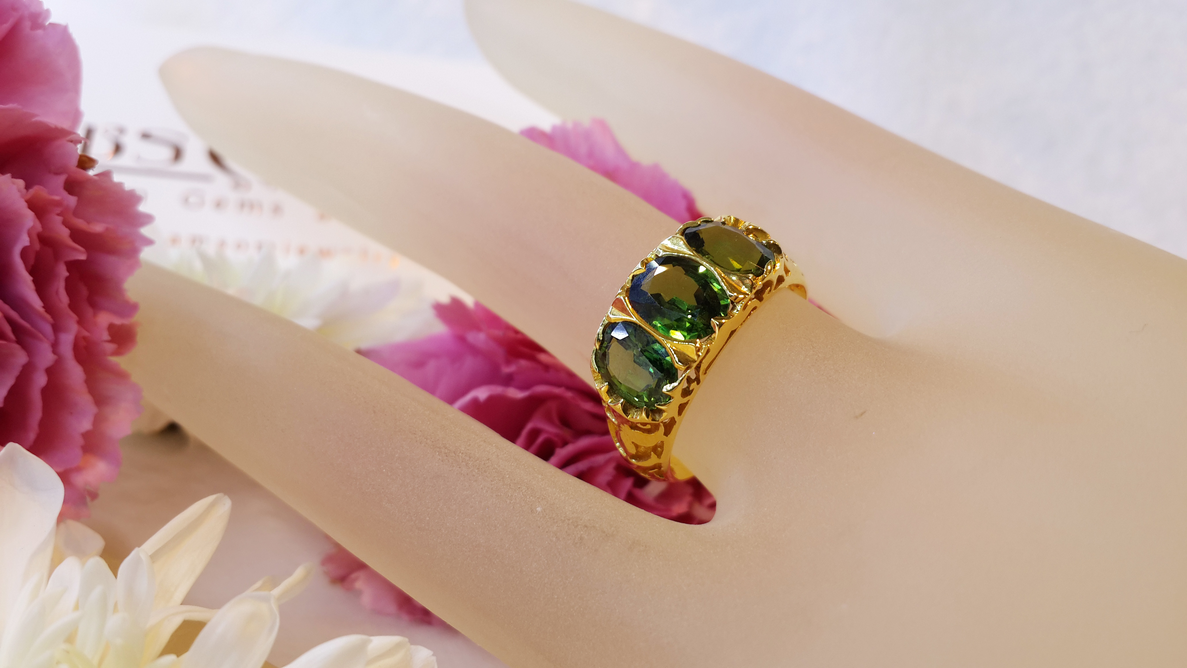 แหวน green sapphire ทรงสวย ออกแบบทรงไทย