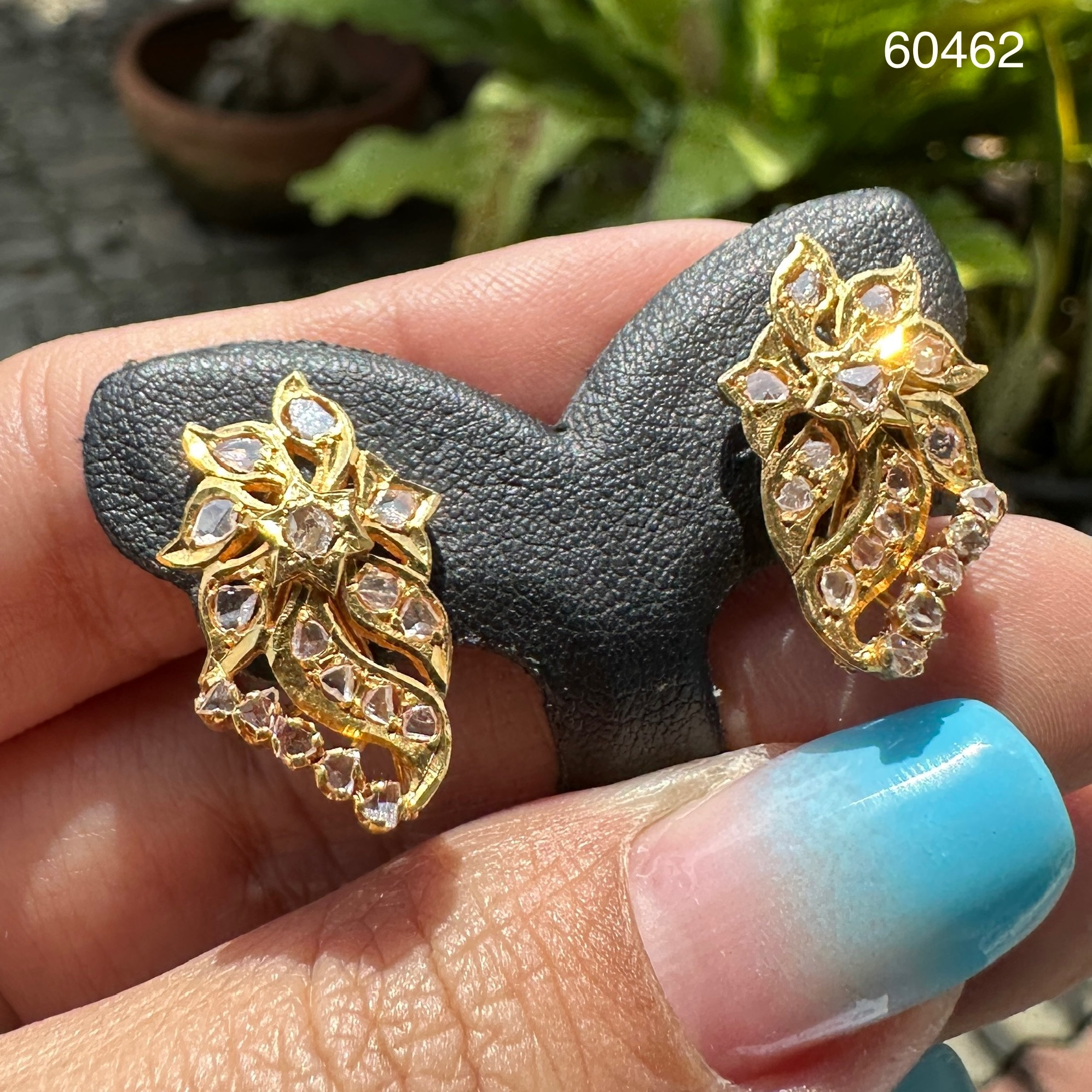 รหัส 60462 ต่างหู เพชรซีก กระจุกดอกไม้ ทอง90 งานเก่า หลุดจำนำ สวยมาก นน. 6.30 g