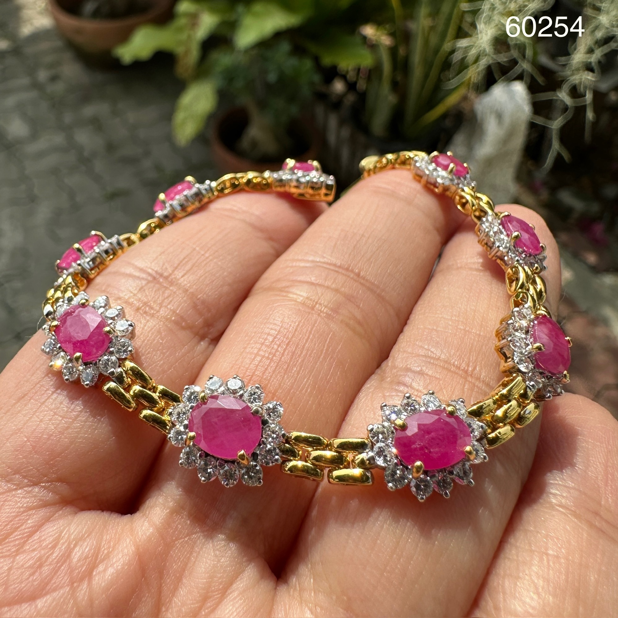รหัส 60254 สร้อยข้อมือ ทับทิม พม่า ล้อมเพชร 105 เม็ด 1.98 กะรัต ทอง18k พร้อม Cert. งานสวยมาก นน. 18.71 g