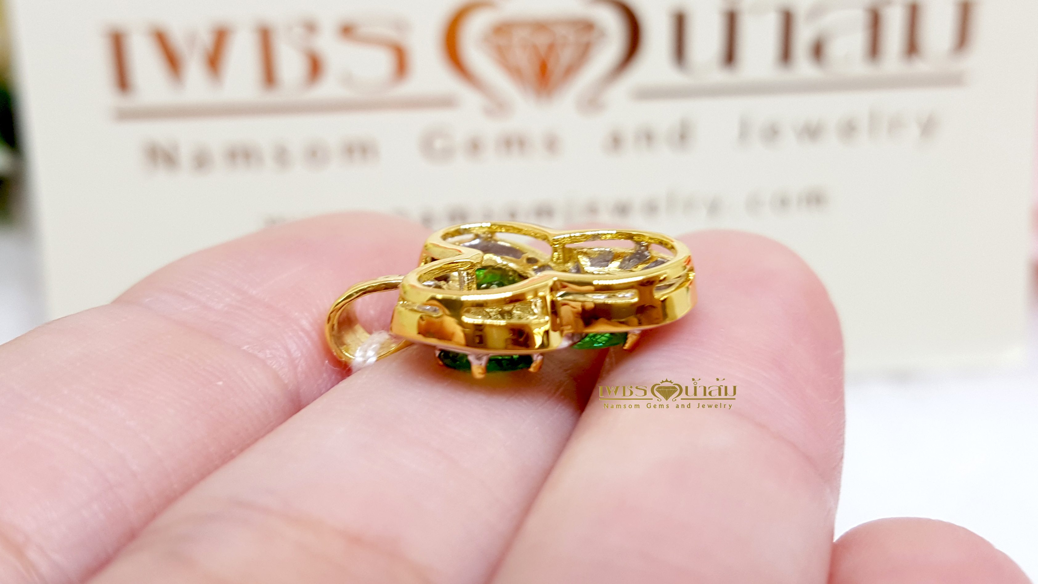 จี้พลอยซาร์โวไรท์ Tsavorite ล้อมเพชร สีสดใสหยอกเอินทุกสายตาให้หันมามอง