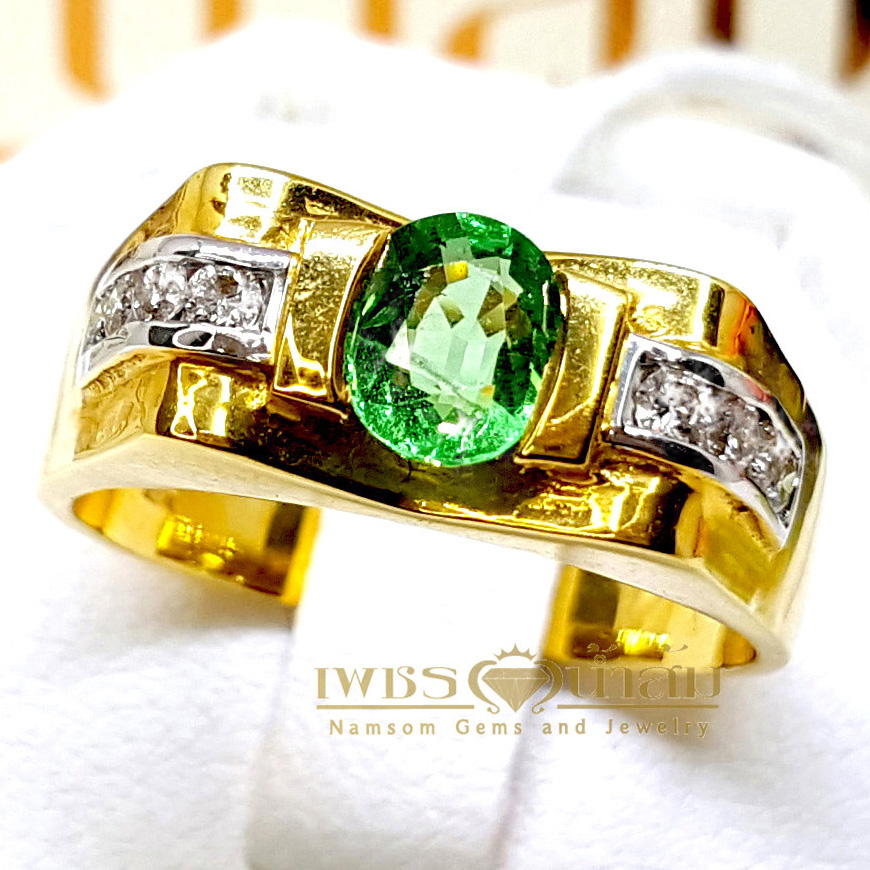 แหวนซาวาไรท์ Tsavorite สีสดประดับเพชรแท้ขอบข้างเรียงแถว ใส่ได้ทั้งคุณผู้ชายและคุณผู้หญิง บนตัวเรือนทองแท้ทั้งตัวเรือน