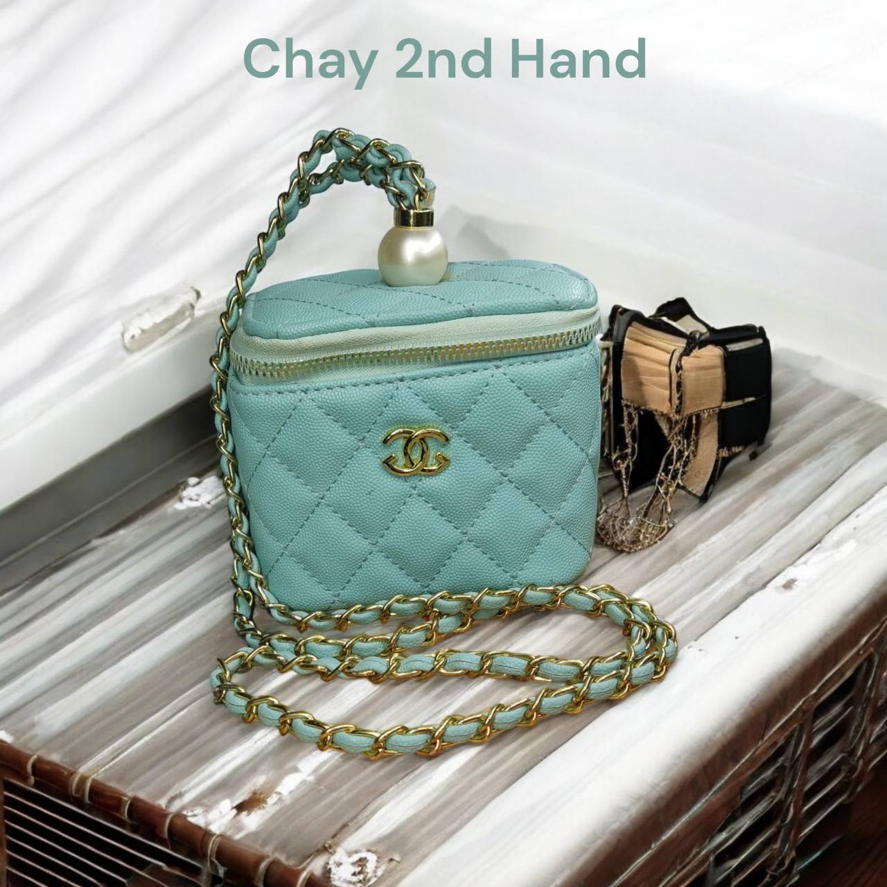 กระเป๋าสะพายมือสอง แบรนด์ดัง สภาพสวย ตรงปก ขนาด 13x12 ซม. BG13x12N010
