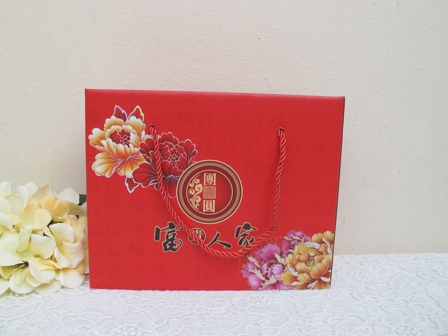 เซตถ้วยชาม ตะเกียบ 2 ที่ลายดอกไม้ แพ็คกล่องสีแดงมีหูหิ้ว พร้อมป้ายชื่อ