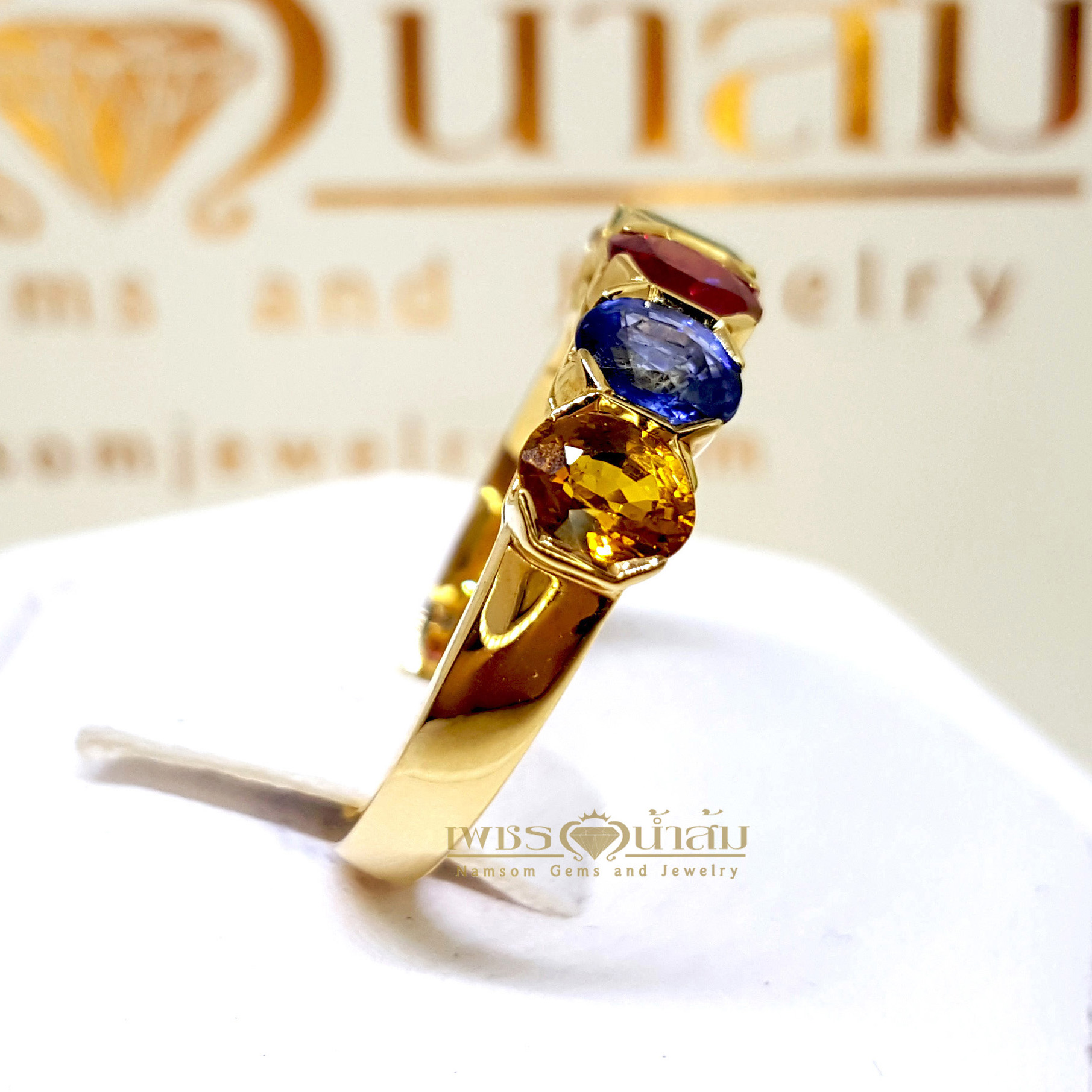แหวนพลอยนพเก้าทรงปอกมีดสลับสี ประกอบไปด้วย ทับทิม ไพลิน บุษราคัม และมรกตสีสวย บนตัวเรือนทองทั้งตัวเรือน