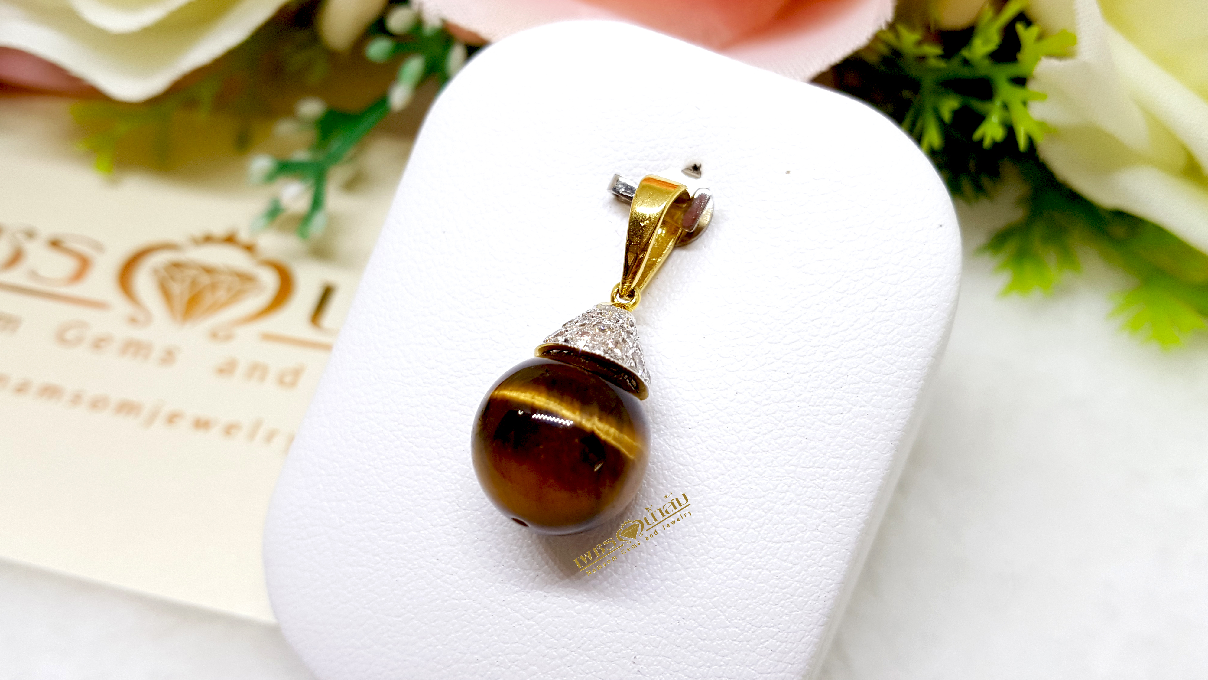 จี้ไทเกอร์อาย Tiger’s Eye ทรงกลม เรียงร้อยประดับตกแต่งด้วยเพชรแท้รอบตัว กลิ้งไปตามการขยับของผู้สวมใส่