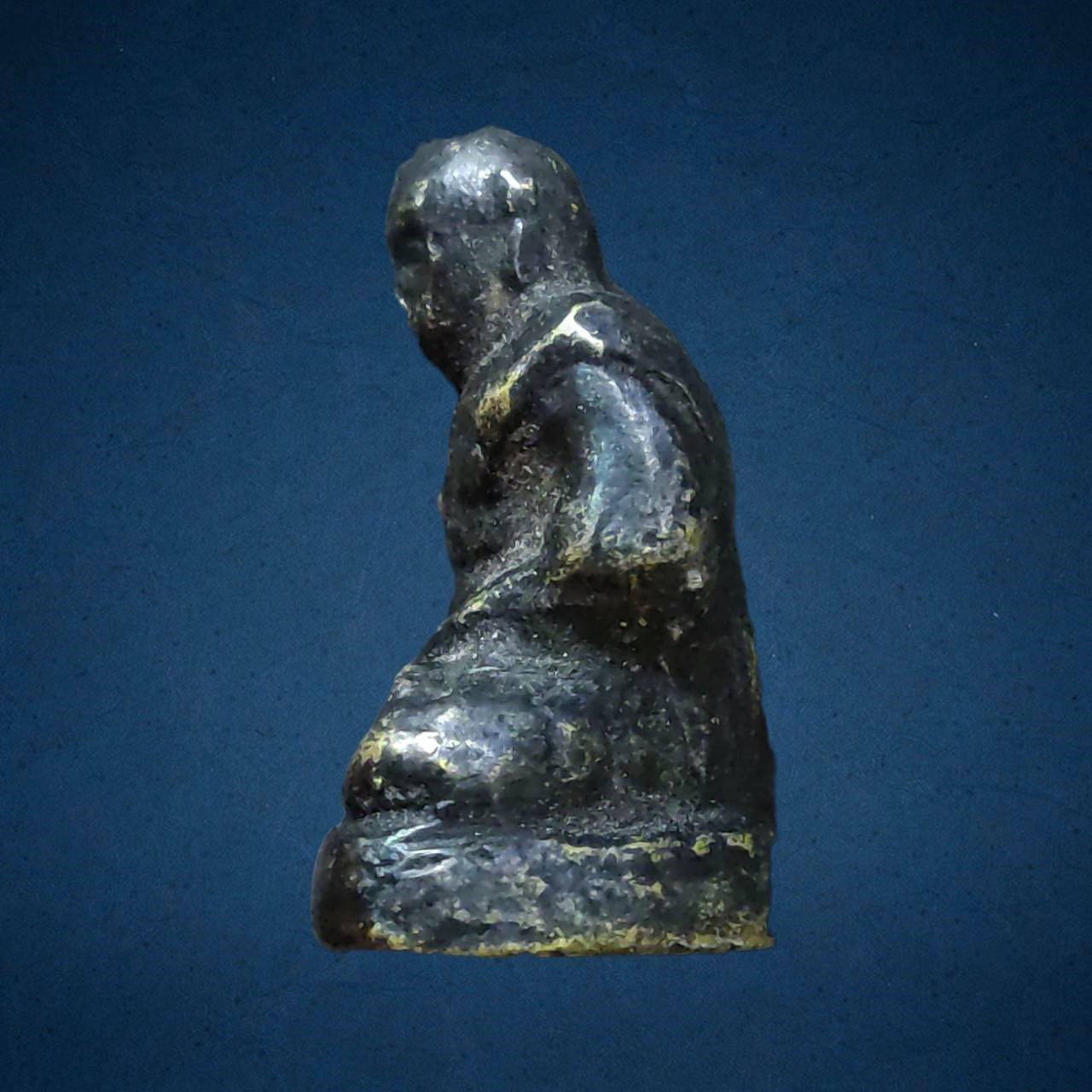 รูปหล่อโบราณ พระเกจิ เนื้อทองแดงรมดำ ไม่ทราบที่