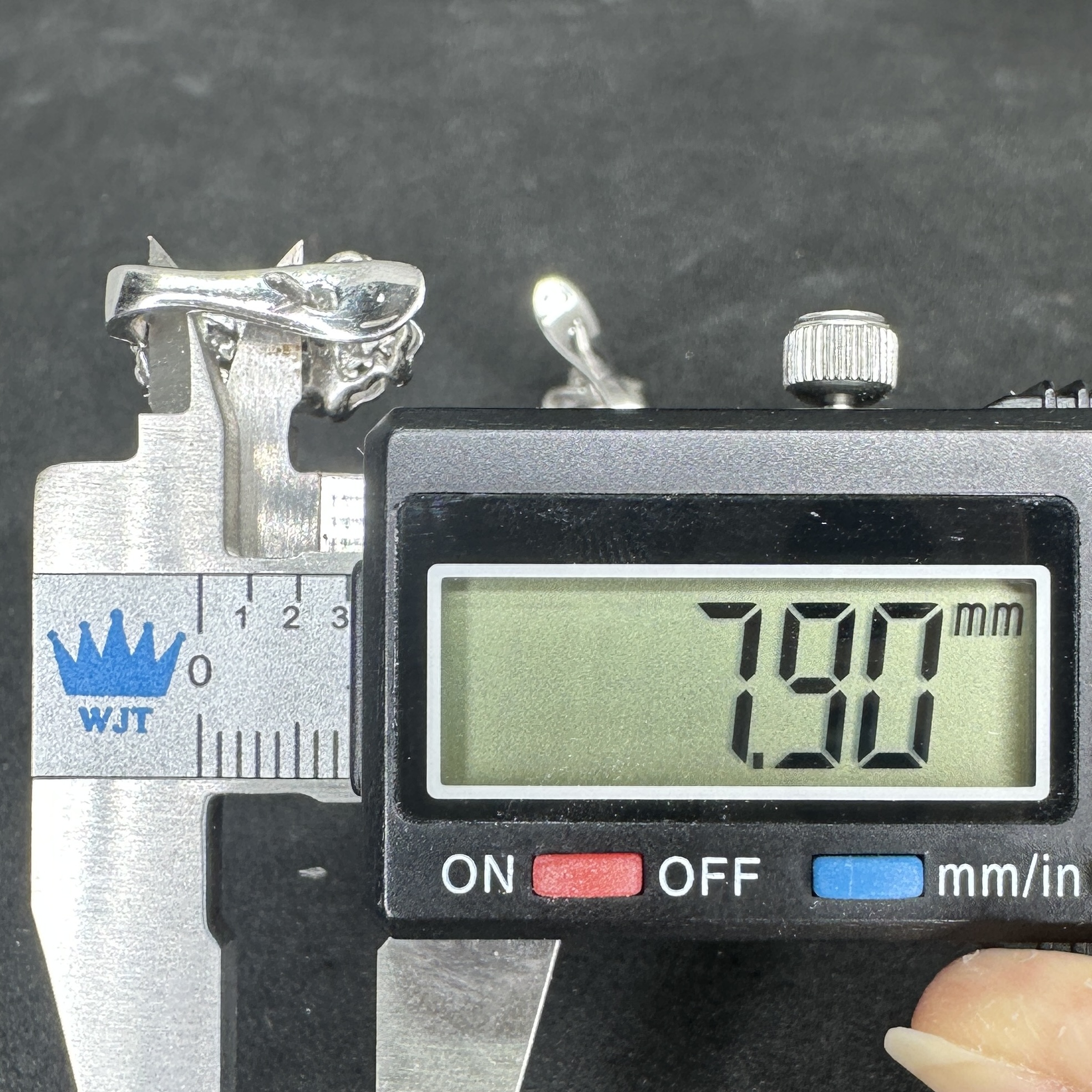 รหัส 64584 ต่างหู ห่วง เพชร 12 เม็ด 0.96 กะรัต ฝังเพชรกุหลาบ 8 เม็ด 0.08 กะรัต งานทองขาวโบราณ(ปาหะ) นน. 5.03 g