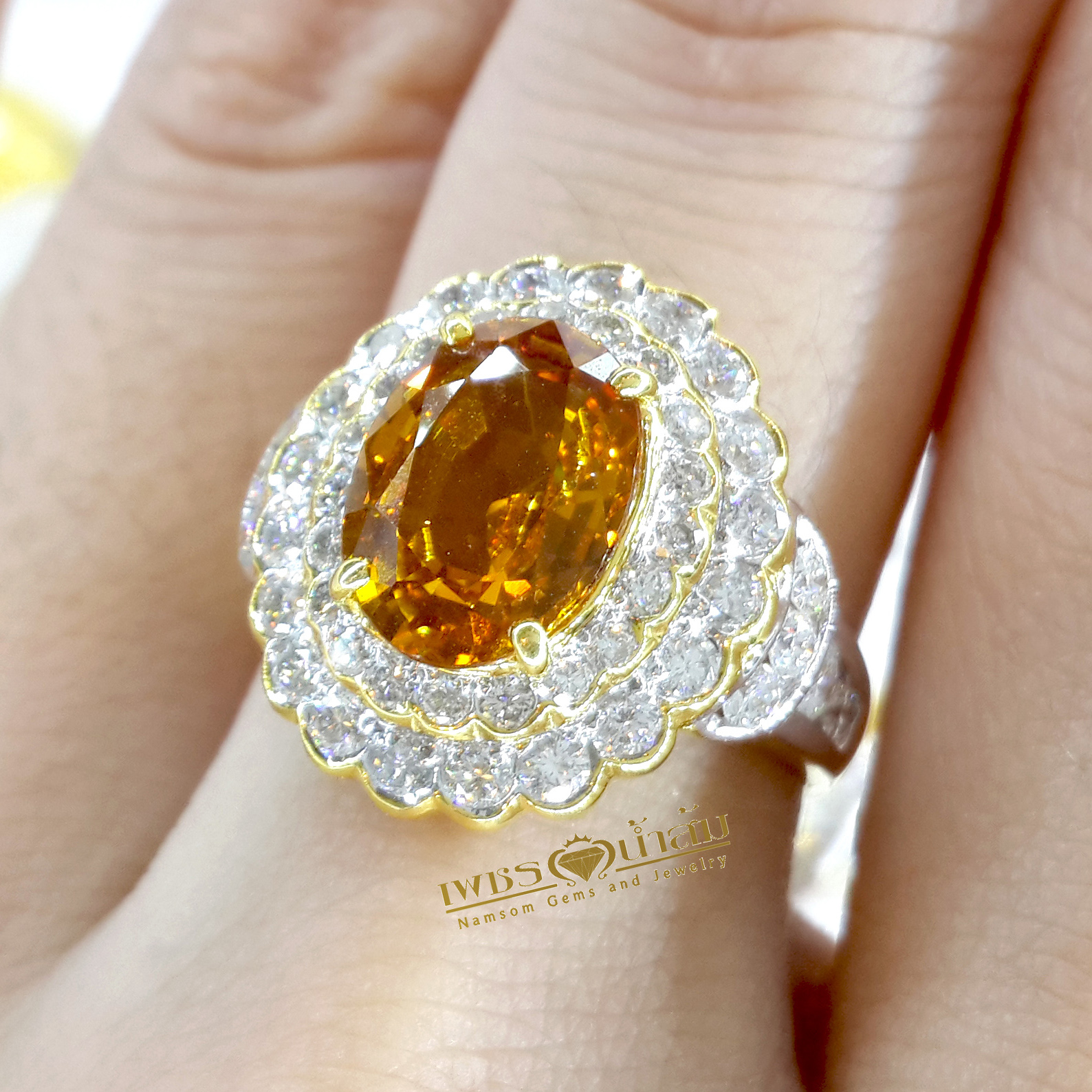 แหวนพลอยบุษราคัม Yellow Sapphire ล้อมเพชรแท้ น้ำงาม สองชั้น เล่นลูกเล่นเป็นขั้นบรรได ทำให้หัวแหวนโดนเด่น บนตัวเรือนทองแท้ทั้งตัวเรือน