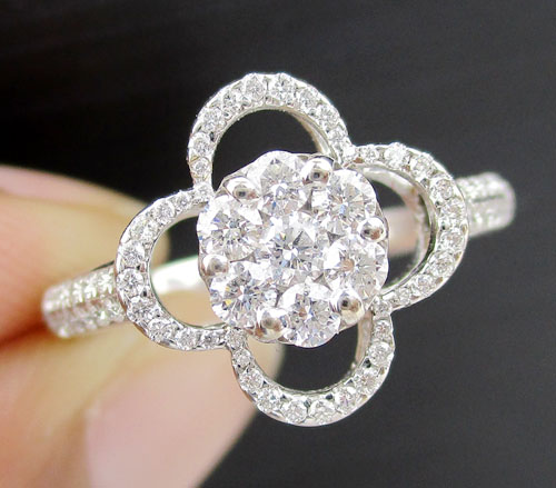 รหัส 38344 แหวน เพชร กระจุกดอกไม้ 7/0.30 ct ฝังเพชร 68/0.40 ct ทอง18K งานสวยมาก นน. 3.56 g