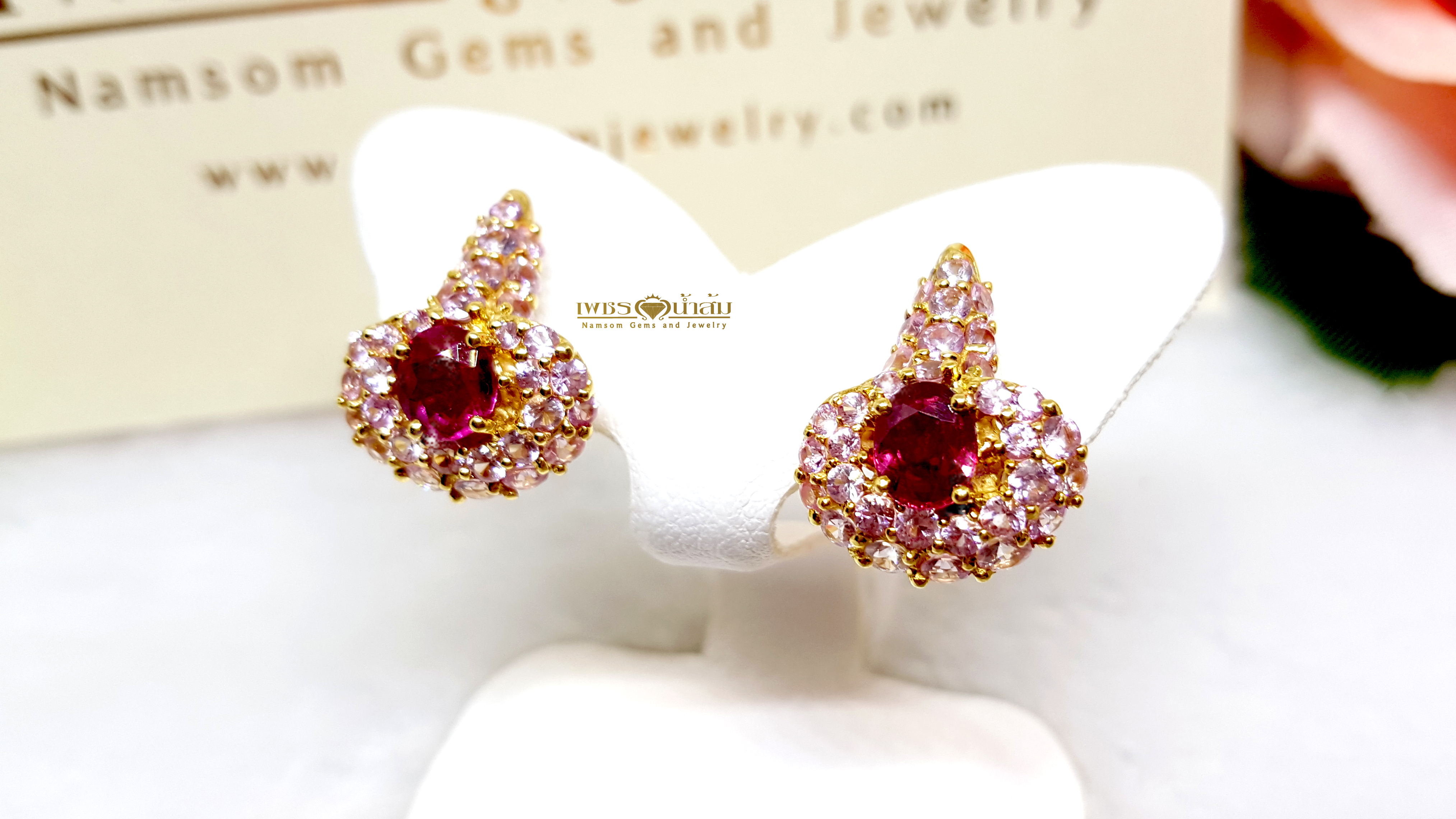 ต่างหูทับทิมสีสวยน้ำงาม ประดับตกแต่งเป็นช่อดอกไม้ด้วยพลอยแซฟไฟร์สีชมพู เพิ่มความโดดเด่น