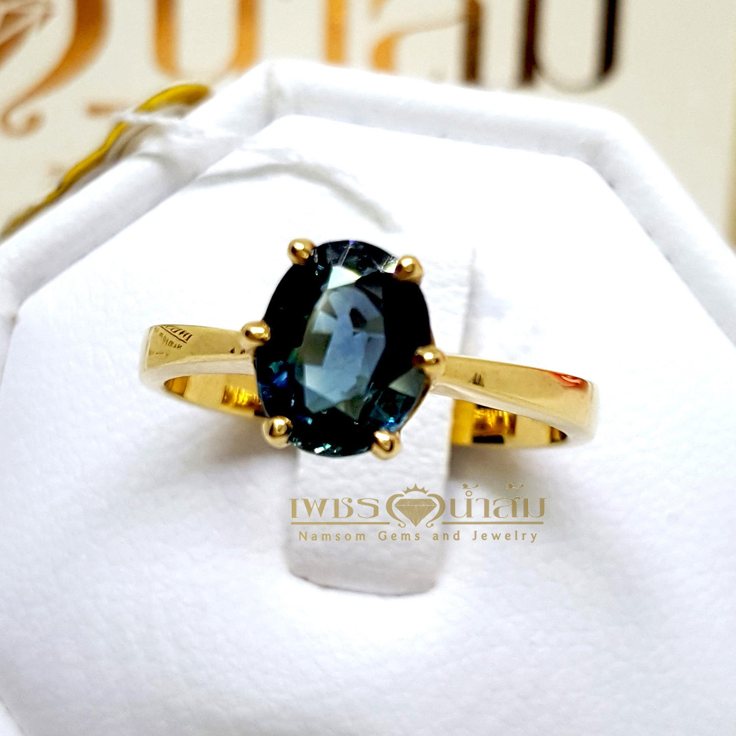 แหวนพลอยไพลิน Blue Sapphire สีน้ำเงินสวยสด บนตัวเรือนทองแท้ทั้งตัวเรือน