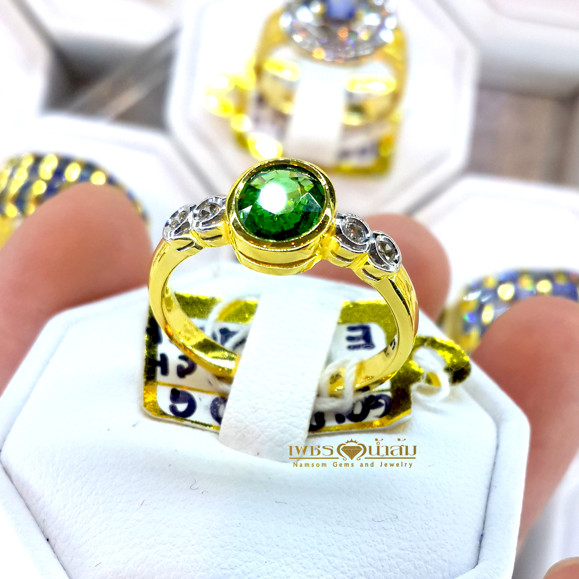 แหวนพลอยซาร์โวไรท์ Tsavorite สีสวยสด ฝังหุ้มเล่นลูกเล่นด้วยเพชรแท้เรียงราย บนตัวเรือนทองแท้ทั้งตัวเรือน
