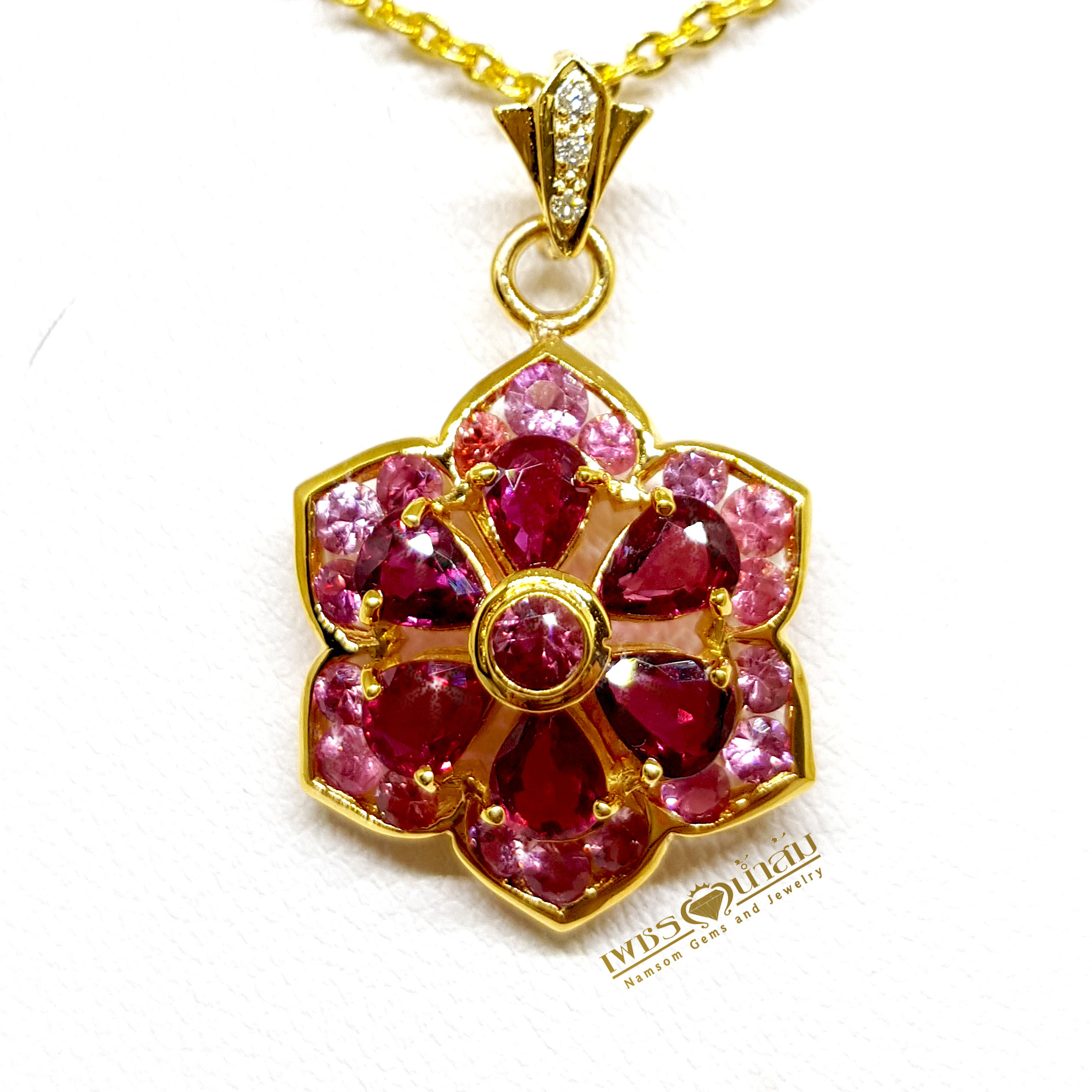 จี้พลอยทับทิม Ruby สีหวาน ประดับตกแต่งล้อมรอบด้วย Pink Sapphire ออกแบบเป็นรูปทรงดอกไม้ เย้ายวนทุกสายตา
