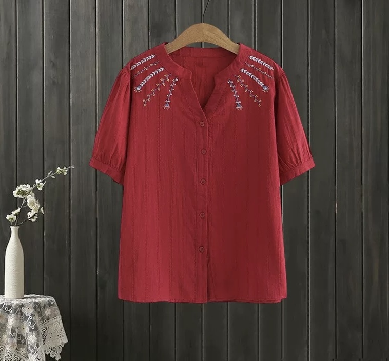P35811 เสื้อแฟชั่น ผ้าฝ้ายเนื้อดีมีลายในตัวกระดุมหน้า แต่งงานปัก 2 สี ขาว แดง