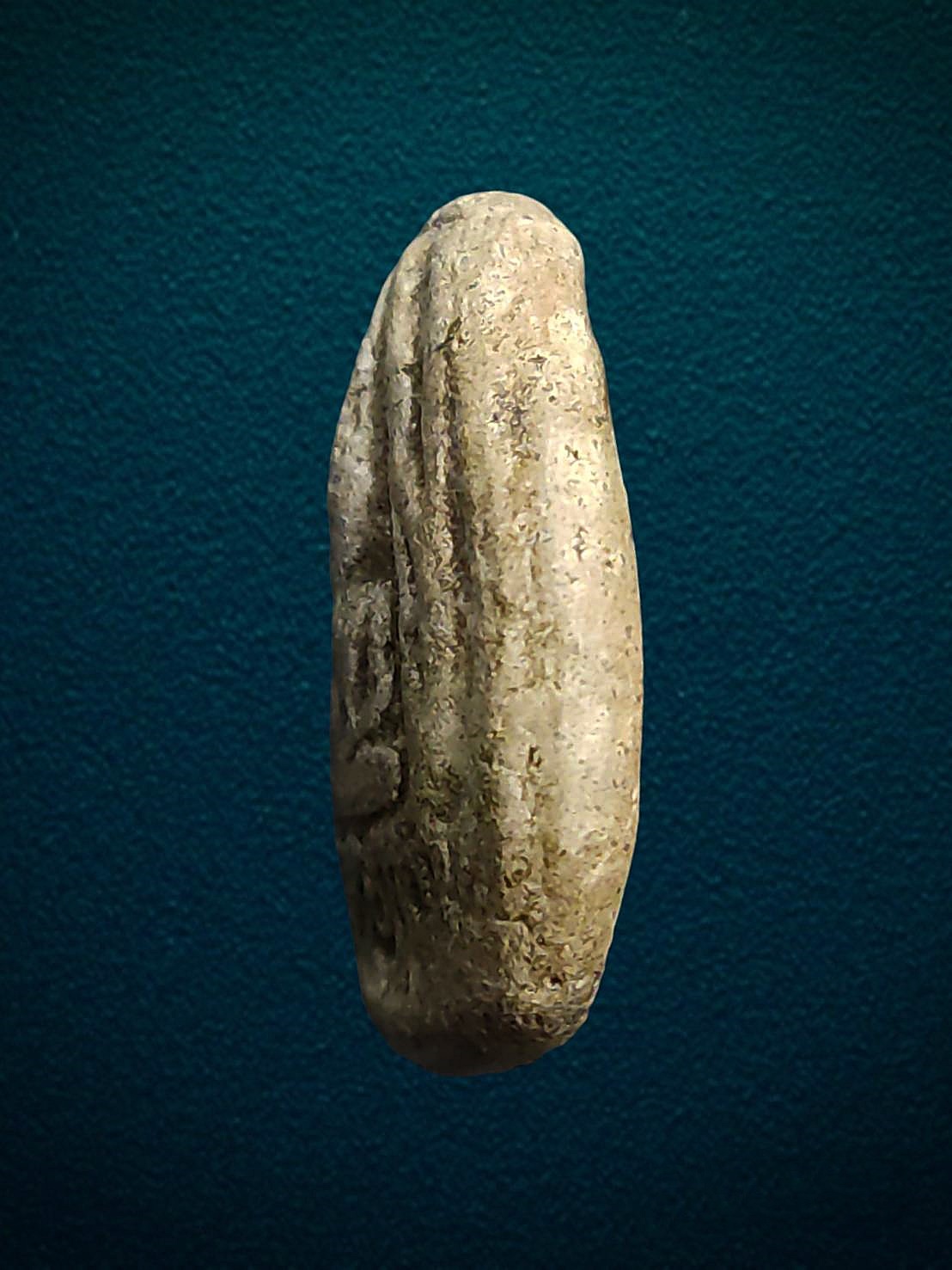 พระกรวัดจุฬามณี พิมพ์นางสองหน้าข้างอุ จ.พิษณุโลก เนื้อดิน