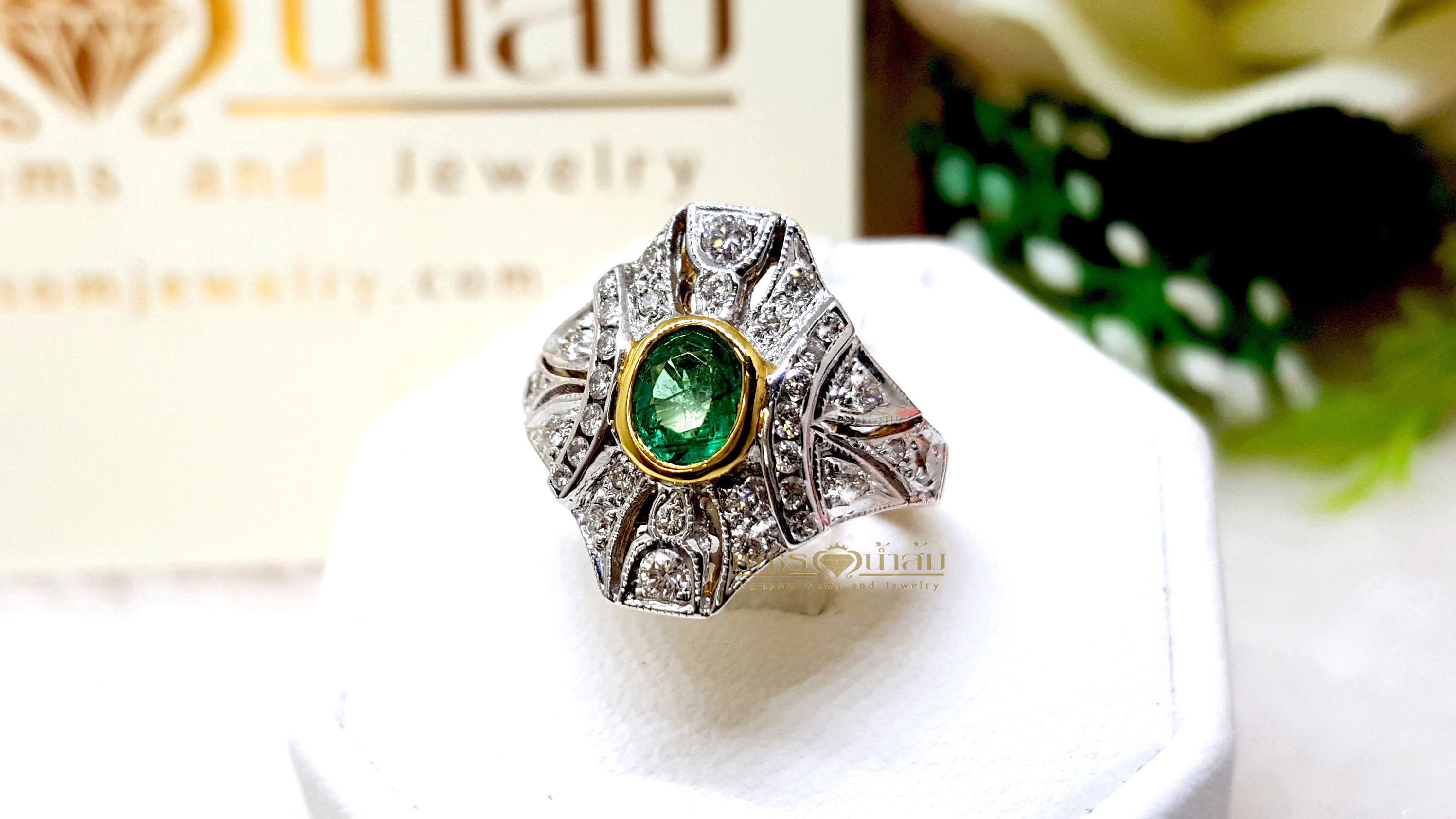 แหวนพลอยซาร์โวไรท์ Tsavorite สีสวยสด ประดับตกแต่งด้วยเพชรแท้เป็นลวดลายศิลปะสมัย Art Nouveau บนตัวเรือนทองแท้ทั้งตัวเรือน