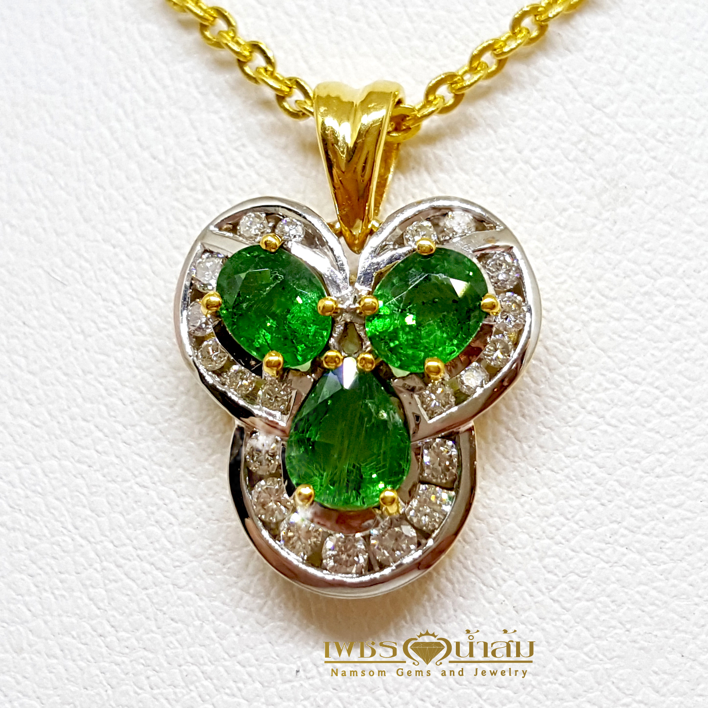 จี้พลอยซาร์โวไรท์ Tsavorite ล้อมเพชร สีสดใสหยอกเอินทุกสายตาให้หันมามอง