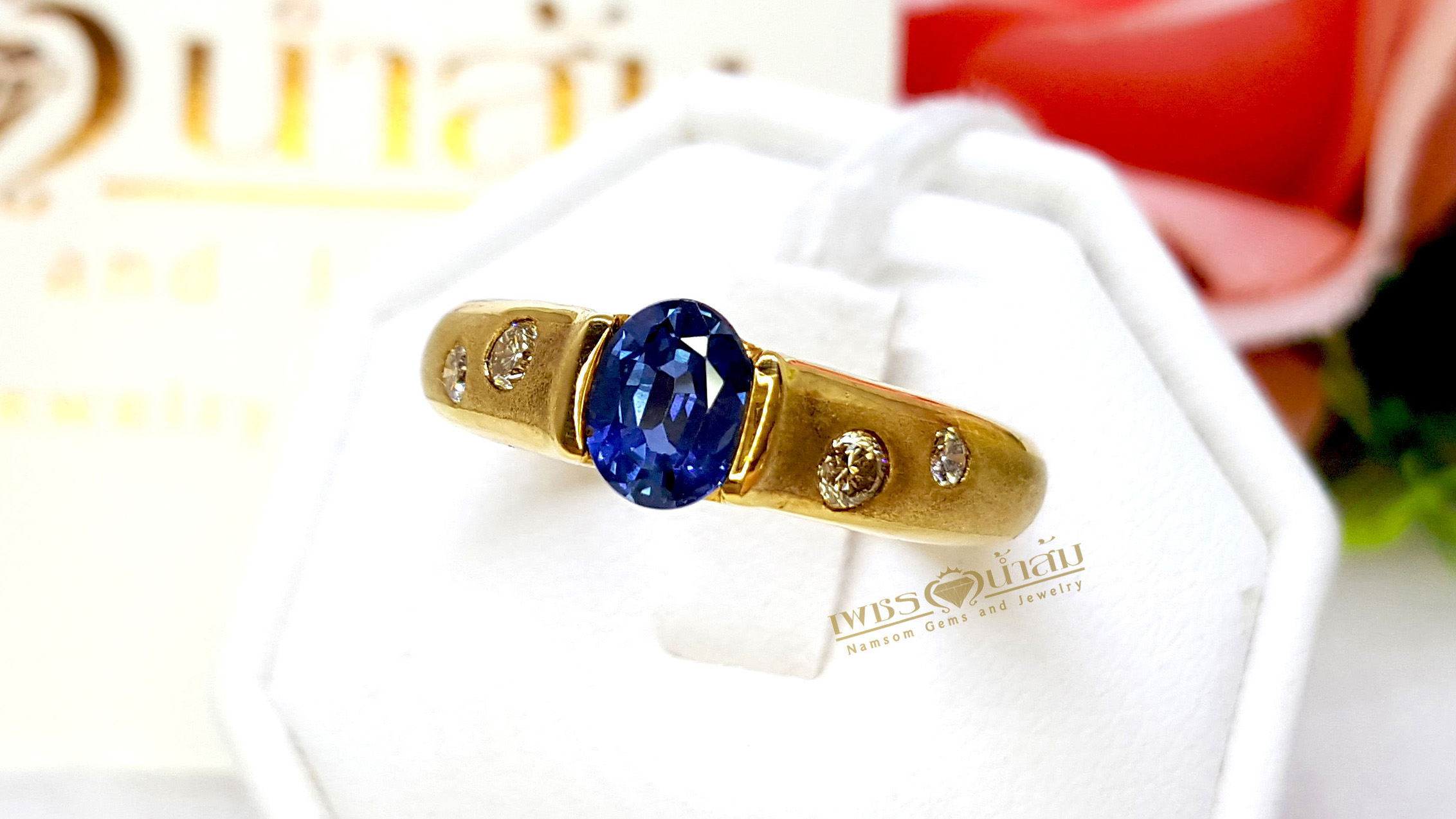 แหวนพลอยไพลิน Blue Sapphire สีเข้มสวยสด ประดับตกแต่งด้วยเพชรแท้ขอบข้าง บนตัวเรือนทองแท้ทั้งตัวเรือน