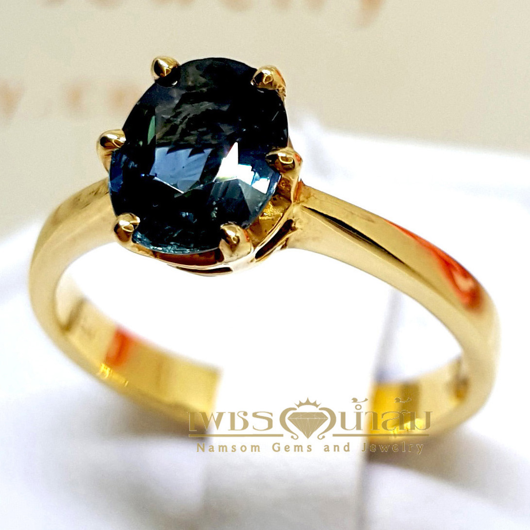 แหวนพลอยไพลิน Blue Sapphire สีน้ำเงินสวยสด บนตัวเรือนทองแท้ทั้งตัวเรือน