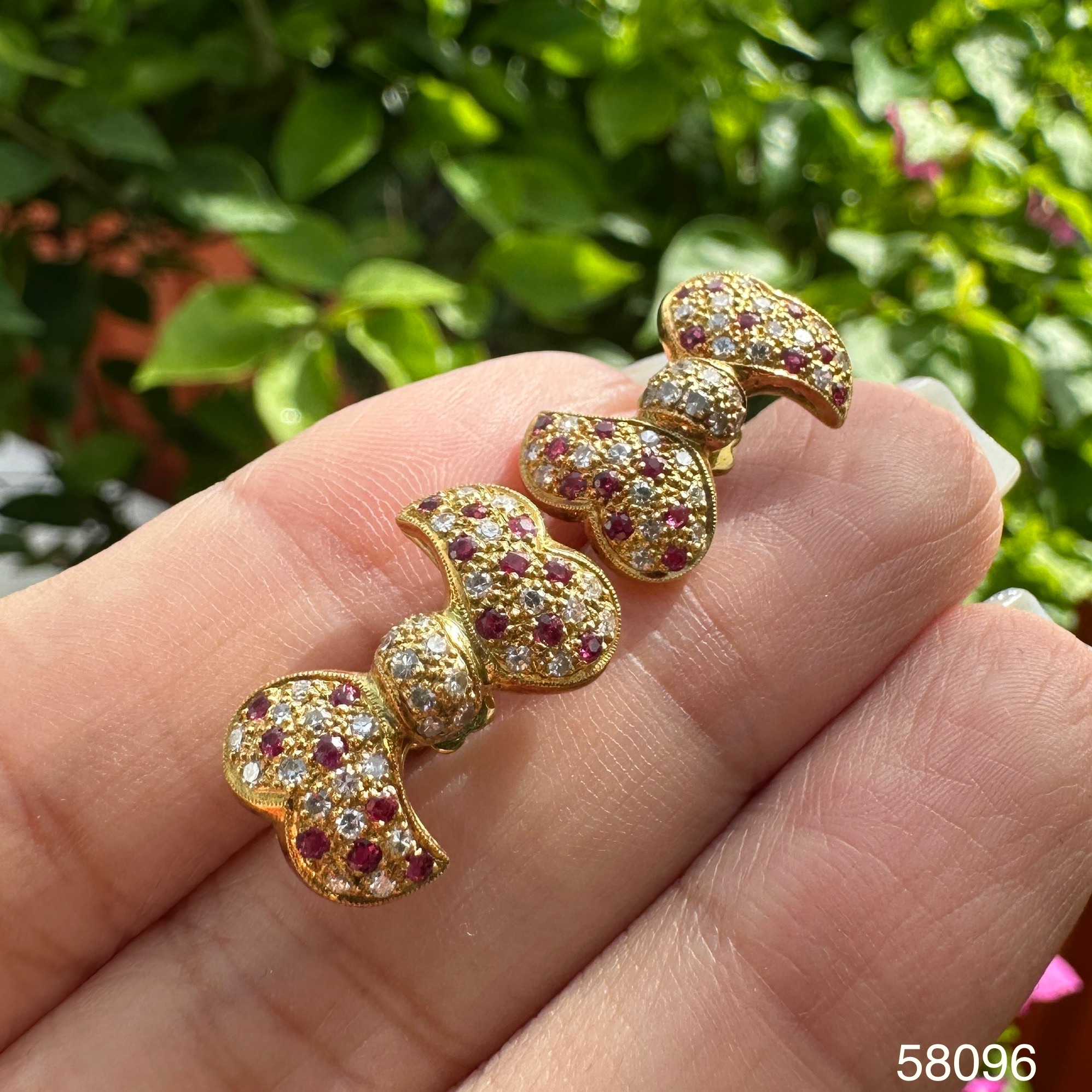 รหัส 58096 ต่างหู โบว์ ฝังทับทิม คั่นเพชรกุหลาบ 70 เม็ด 0.35 กะรัต ทอง90 งานสวยมาก นน. 5.90 g